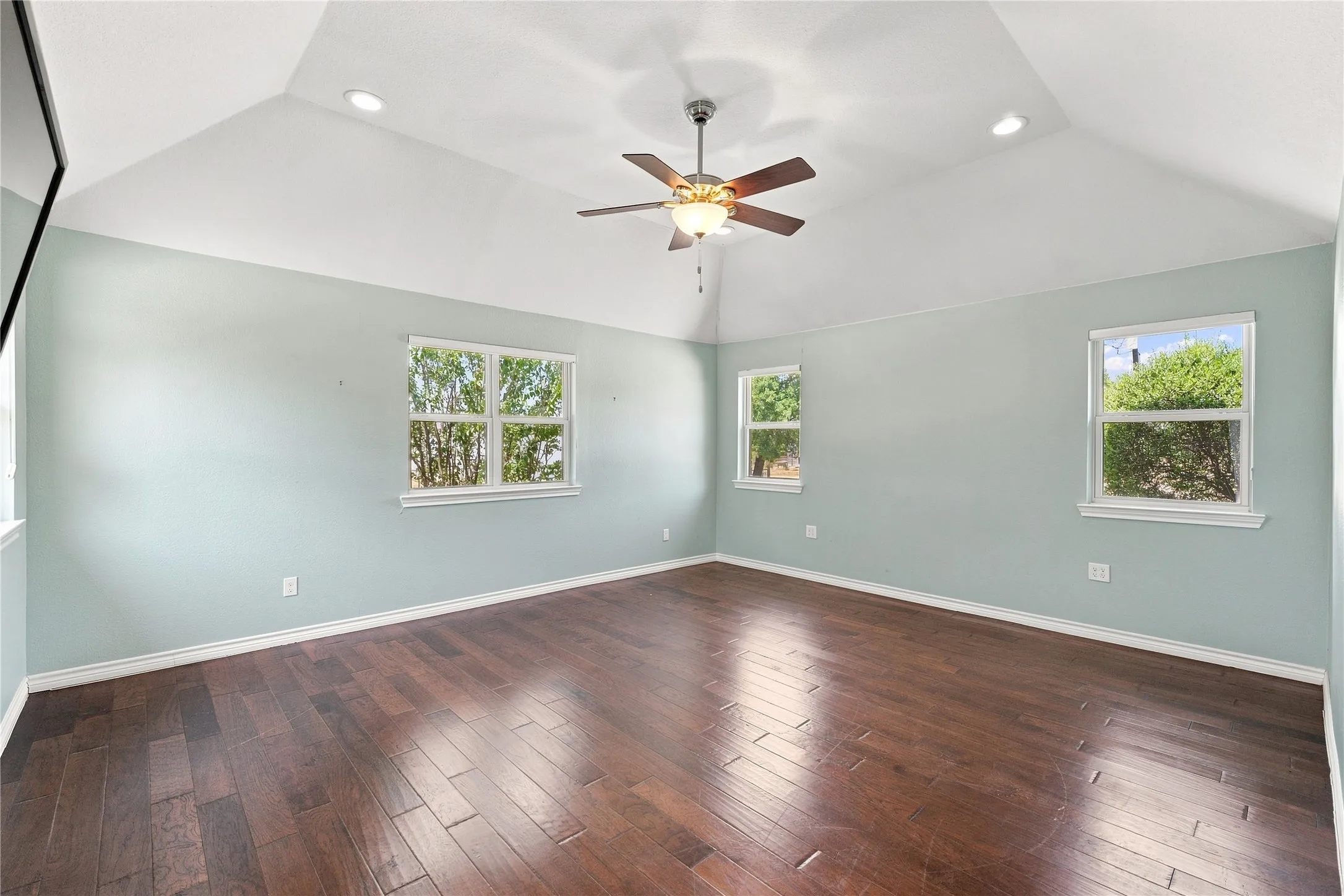 Single Family Residence For Sale in Tarrant County , 2214 White Lane, Haslet, Texas 76052, 3 Bedroom, 3 Bathroom, 5 Garage spaces, 2,555 Sqft, built in 1985, mls#21385337, Real Estate Agent in Haslet, Homes For Sale in Tarrant county, Homes For Sale in Haslet, Realtor in Haslet Texas, Real Estate Brokerage Independent Realty Texas, Luminita Cordes Realtor