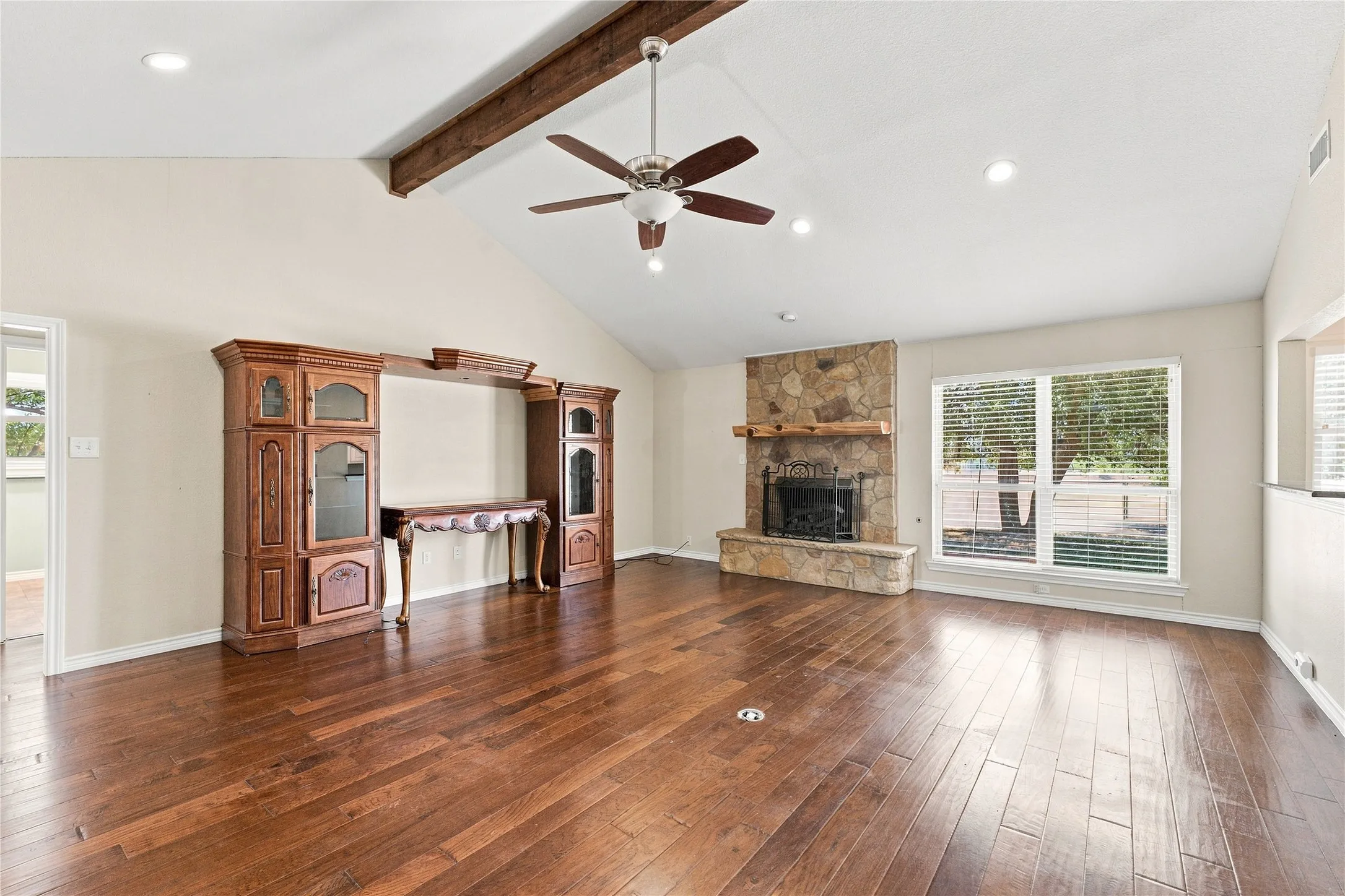 Single Family Residence For Sale in Tarrant County , 2214 White Lane, Haslet, Texas 76052, 3 Bedroom, 3 Bathroom, 5 Garage spaces, 2,555 Sqft, built in 1985, mls#21385337, Real Estate Agent in Haslet, Homes For Sale in Tarrant county, Homes For Sale in Haslet, Realtor in Haslet Texas, Real Estate Brokerage Independent Realty Texas, Luminita Cordes Realtor