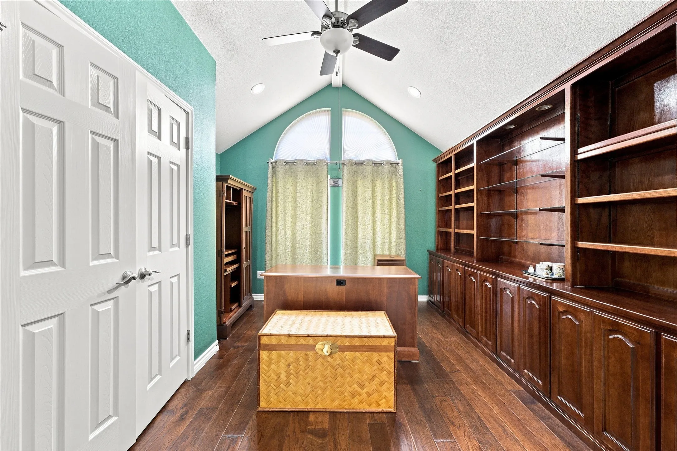 Single Family Residence For Sale in Tarrant County , 2214 White Lane, Haslet, Texas 76052, 3 Bedroom, 3 Bathroom, 5 Garage spaces, 2,555 Sqft, built in 1985, mls#21385337, Real Estate Agent in Haslet, Homes For Sale in Tarrant county, Homes For Sale in Haslet, Realtor in Haslet Texas, Real Estate Brokerage Independent Realty Texas, Luminita Cordes Realtor