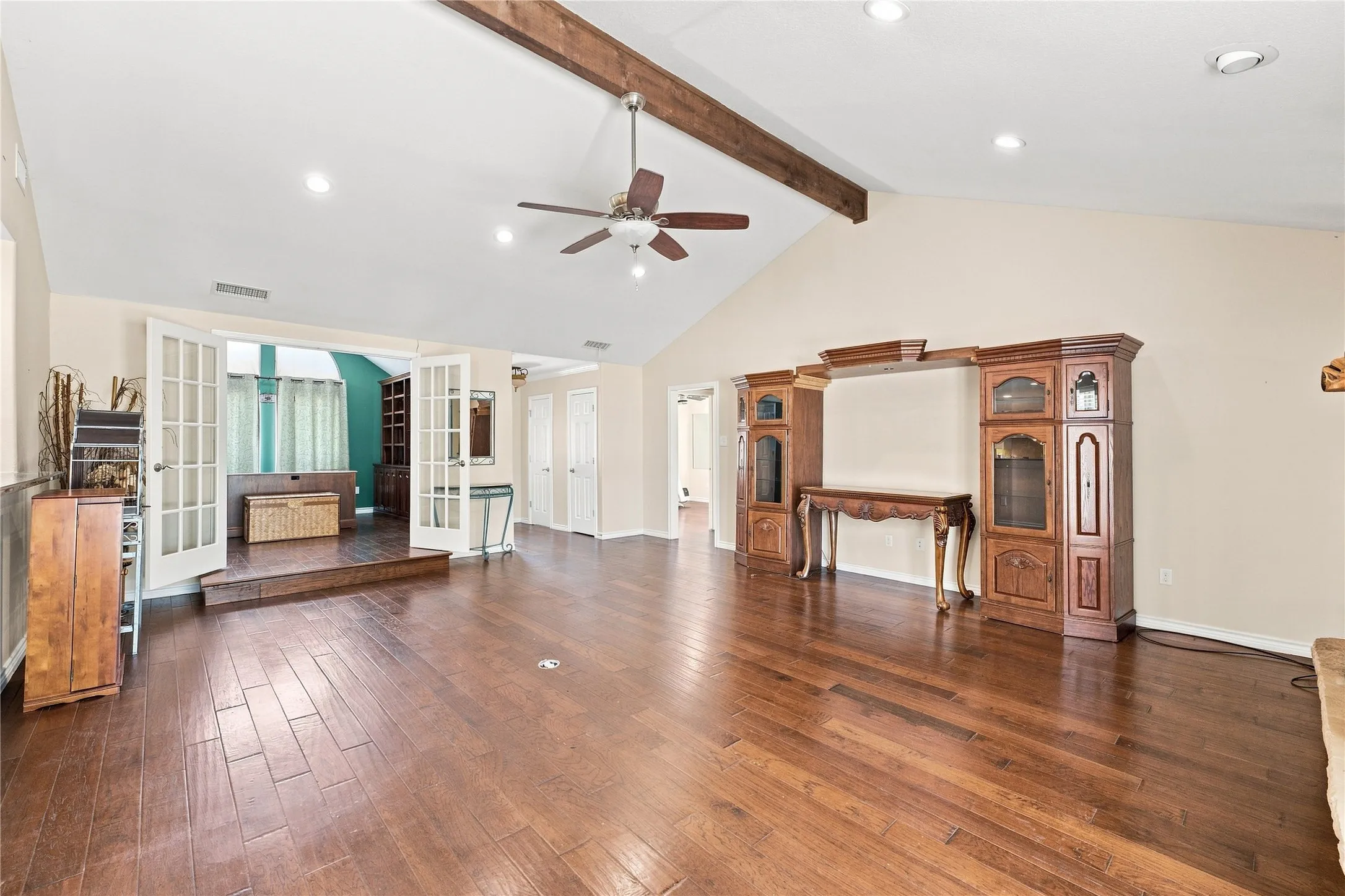 Single Family Residence For Sale in Tarrant County , 2214 White Lane, Haslet, Texas 76052, 3 Bedroom, 3 Bathroom, 5 Garage spaces, 2,555 Sqft, built in 1985, mls#21385337, Real Estate Agent in Haslet, Homes For Sale in Tarrant county, Homes For Sale in Haslet, Realtor in Haslet Texas, Real Estate Brokerage Independent Realty Texas, Luminita Cordes Realtor