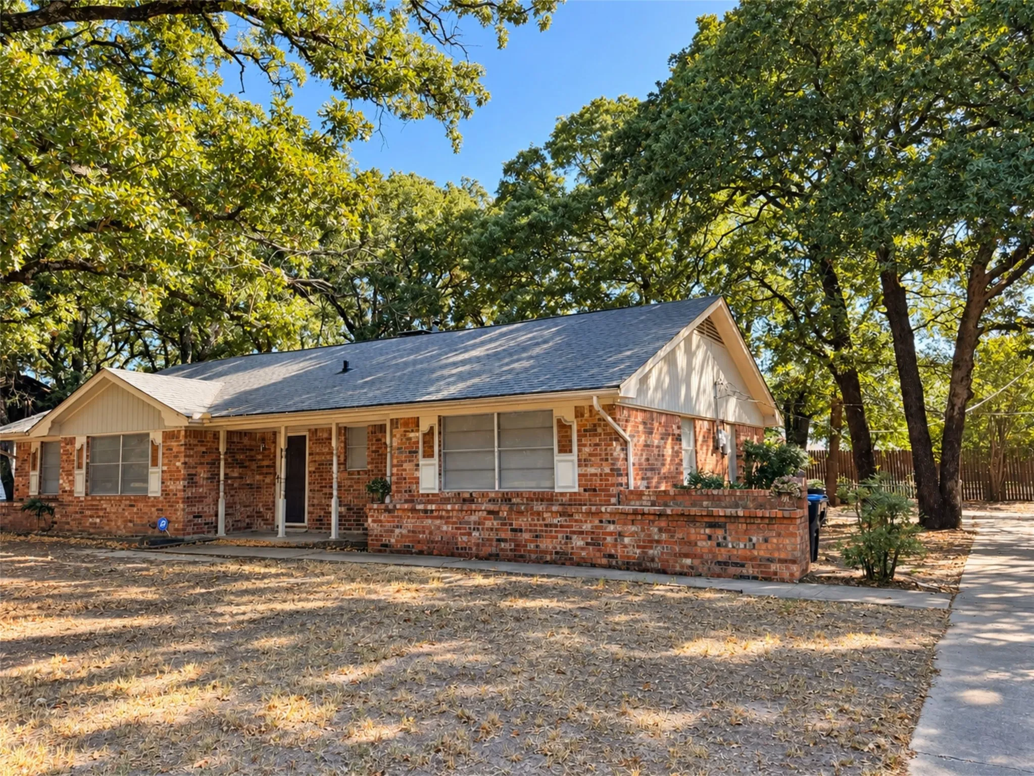 Single Family Residence For Rent in Hunt County , 7 Timberside Drive, Greenville, Texas 75402, 3 Bedroom, 2 Bathroom, 2 Garage spaces, 1,944 Sqft, built in 1975, mls#21388722, Real Estate Agent in Greenville, Homes For Rent in Hunt county, Homes For Rent in Greenville, Realtor in Greenville Texas, Real Estate Brokerage Independent Realty Texas, Luminita Cordes Realtor
