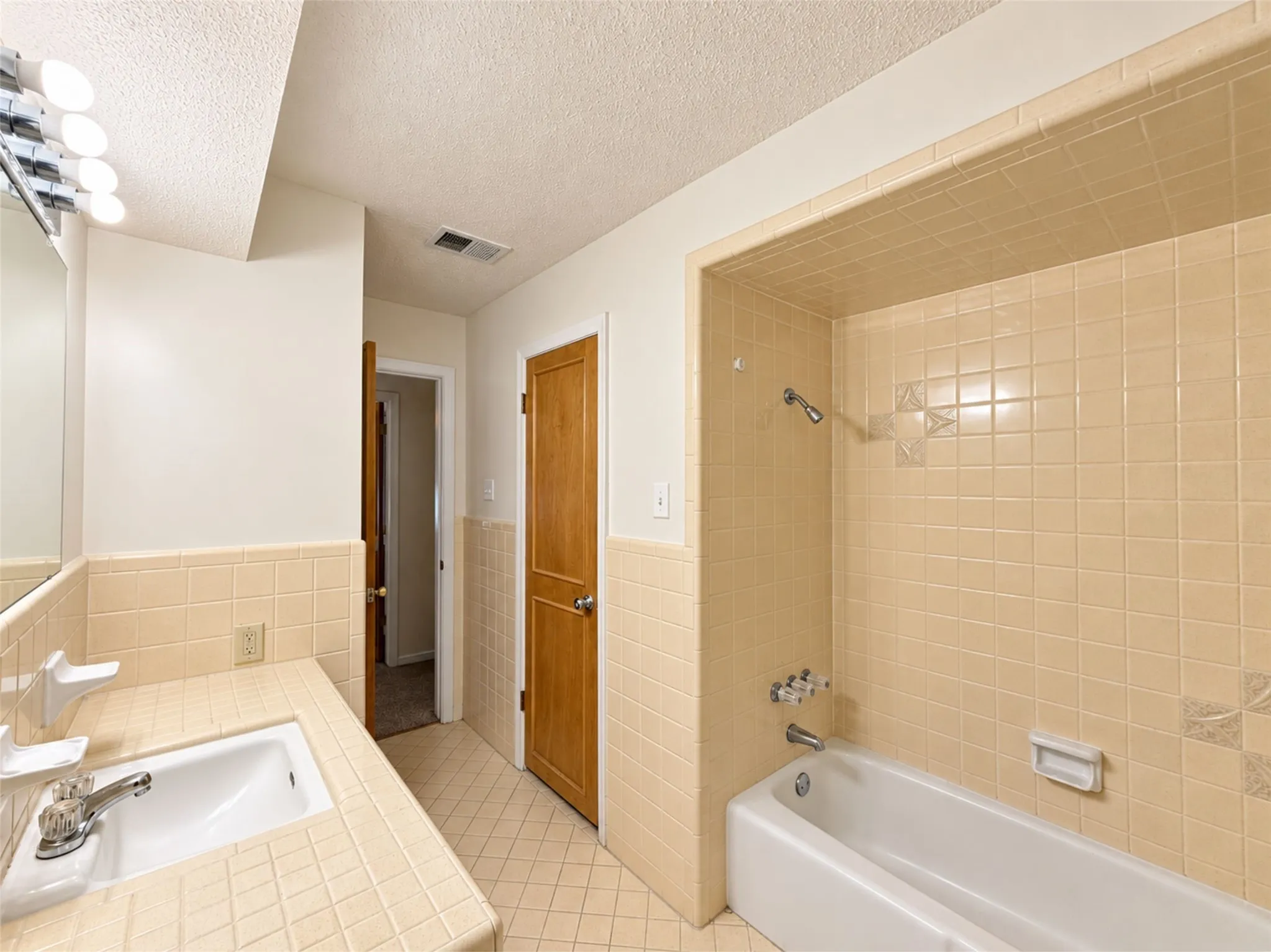 Single Family Residence For Rent in Hunt County , 7 Timberside Drive, Greenville, Texas 75402, 3 Bedroom, 2 Bathroom, 2 Garage spaces, 1,944 Sqft, built in 1975, mls#21388722, Real Estate Agent in Greenville, Homes For Rent in Hunt county, Homes For Rent in Greenville, Realtor in Greenville Texas, Real Estate Brokerage Independent Realty Texas, Luminita Cordes Realtor