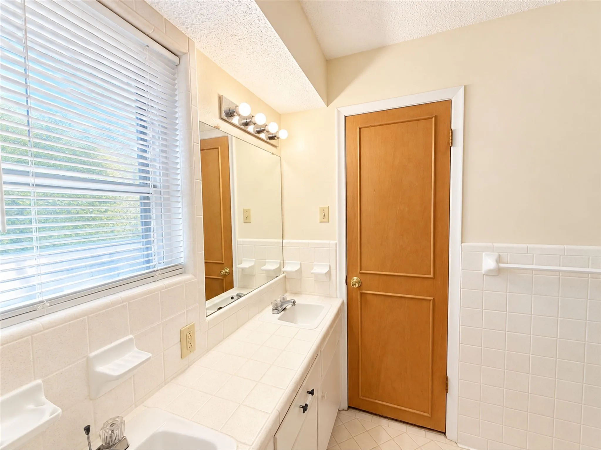 Single Family Residence For Rent in Hunt County , 7 Timberside Drive, Greenville, Texas 75402, 3 Bedroom, 2 Bathroom, 2 Garage spaces, 1,944 Sqft, built in 1975, mls#21388722, Real Estate Agent in Greenville, Homes For Rent in Hunt county, Homes For Rent in Greenville, Realtor in Greenville Texas, Real Estate Brokerage Independent Realty Texas, Luminita Cordes Realtor
