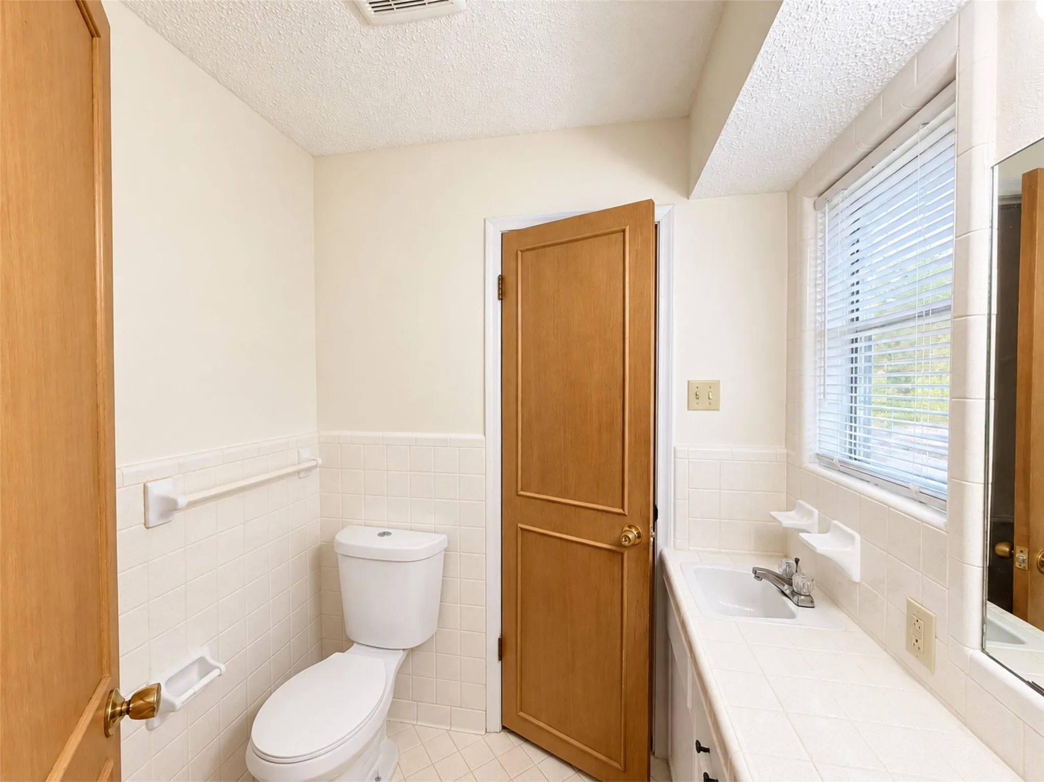Single Family Residence For Rent in Hunt County , 7 Timberside Drive, Greenville, Texas 75402, 3 Bedroom, 2 Bathroom, 2 Garage spaces, 1,944 Sqft, built in 1975, mls#21388722, Real Estate Agent in Greenville, Homes For Rent in Hunt county, Homes For Rent in Greenville, Realtor in Greenville Texas, Real Estate Brokerage Independent Realty Texas, Luminita Cordes Realtor