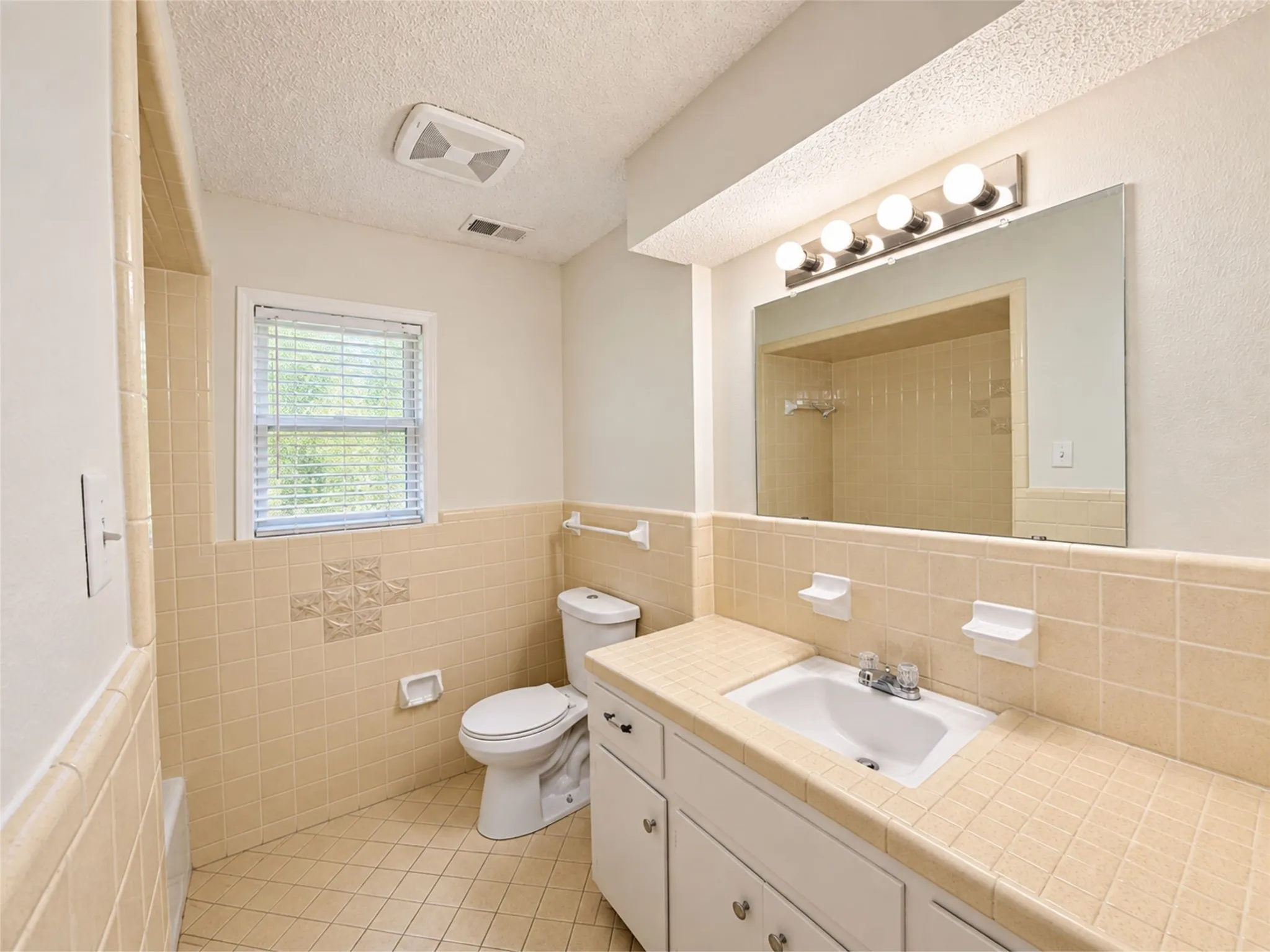 Single Family Residence For Rent in Hunt County , 7 Timberside Drive, Greenville, Texas 75402, 3 Bedroom, 2 Bathroom, 2 Garage spaces, 1,944 Sqft, built in 1975, mls#21388722, Real Estate Agent in Greenville, Homes For Rent in Hunt county, Homes For Rent in Greenville, Realtor in Greenville Texas, Real Estate Brokerage Independent Realty Texas, Luminita Cordes Realtor
