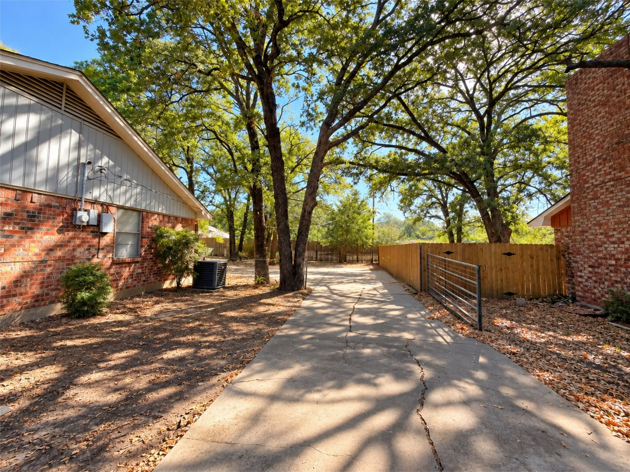 Single Family Residence For Rent in Hunt County , 7 Timberside Drive, Greenville, Texas 75402, 3 Bedroom, 2 Bathroom, 2 Garage spaces, 1,944 Sqft, built in 1975, mls#21388722, Real Estate Agent in Greenville, Homes For Rent in Hunt county, Homes For Rent in Greenville, Realtor in Greenville Texas, Real Estate Brokerage Independent Realty Texas, Luminita Cordes Realtor
