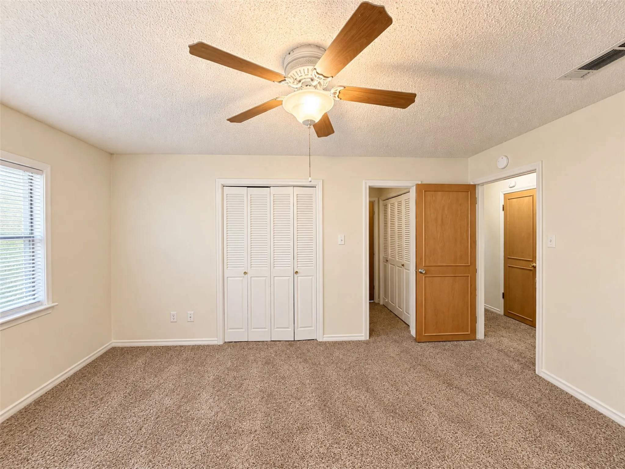Single Family Residence For Rent in Hunt County , 7 Timberside Drive, Greenville, Texas 75402, 3 Bedroom, 2 Bathroom, 2 Garage spaces, 1,944 Sqft, built in 1975, mls#21388722, Real Estate Agent in Greenville, Homes For Rent in Hunt county, Homes For Rent in Greenville, Realtor in Greenville Texas, Real Estate Brokerage Independent Realty Texas, Luminita Cordes Realtor