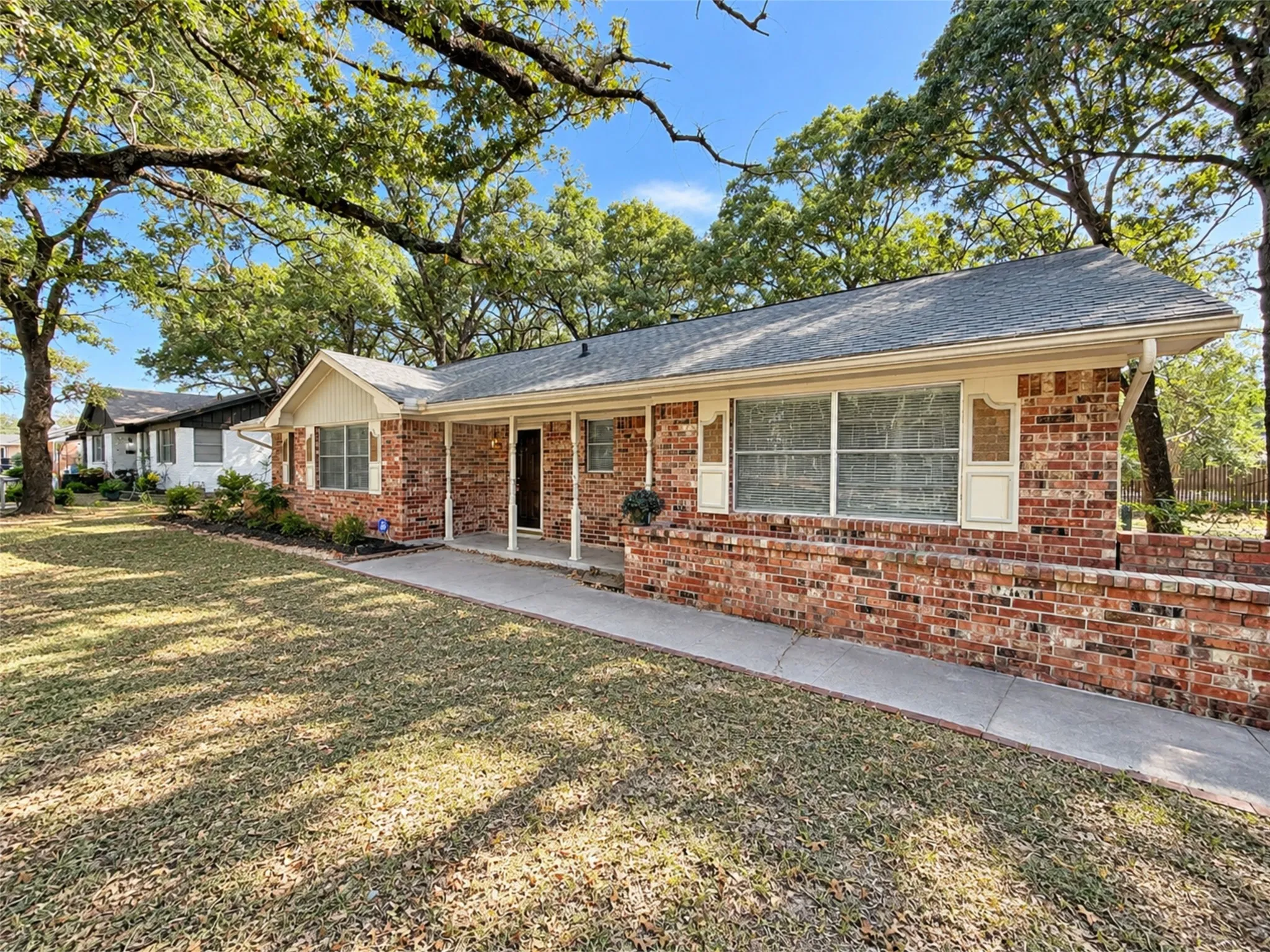 Single Family Residence For Rent in Hunt County , 7 Timberside Drive, Greenville, Texas 75402, 3 Bedroom, 2 Bathroom, 2 Garage spaces, 1,944 Sqft, built in 1975, mls#21388722, Real Estate Agent in Greenville, Homes For Rent in Hunt county, Homes For Rent in Greenville, Realtor in Greenville Texas, Real Estate Brokerage Independent Realty Texas, Luminita Cordes Realtor