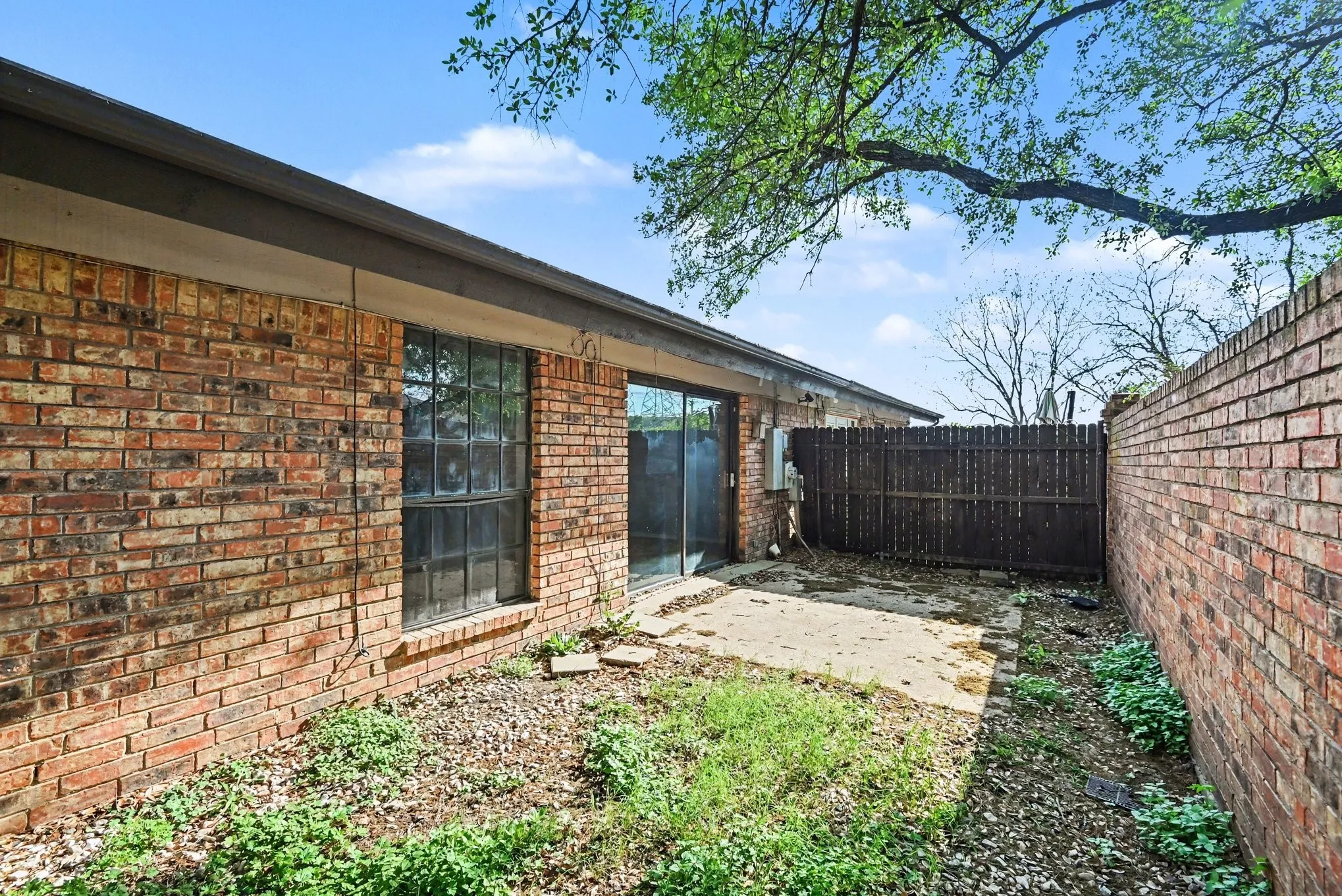 Single Family Residence For Sale in Tarrant County , 6206 Post Oak Terrace, Fort Worth, Texas 76112, 2 Bedroom, 2 Bathroom, 2 Garage spaces, 1,382 Sqft, built in 1979, mls#21388705, Real Estate Agent in Fort Worth, Homes For Sale in Tarrant county, Homes For Sale in Fort Worth, Realtor in Fort Worth Texas, Real Estate Brokerage Independent Realty Texas, Luminita Cordes Realtor