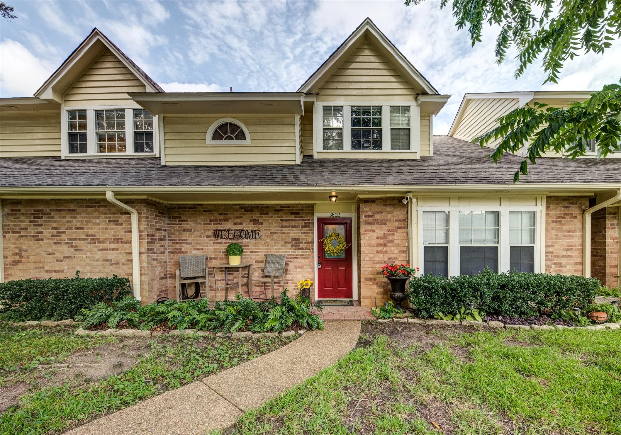 Townhouse For Sale in Tarrant County , 3602 Soft Wind Court, Grapevine, Texas 76051, 3 Bedroom, 3 Bathroom, 2 Garage spaces, 1,851 Sqft, built in 1985, mls#21388643, Real Estate Agent in Grapevine, Homes For Sale in Tarrant county, Homes For Sale in Grapevine, Realtor in Grapevine Texas, Real Estate Brokerage Independent Realty Texas, Luminita Cordes Realtor