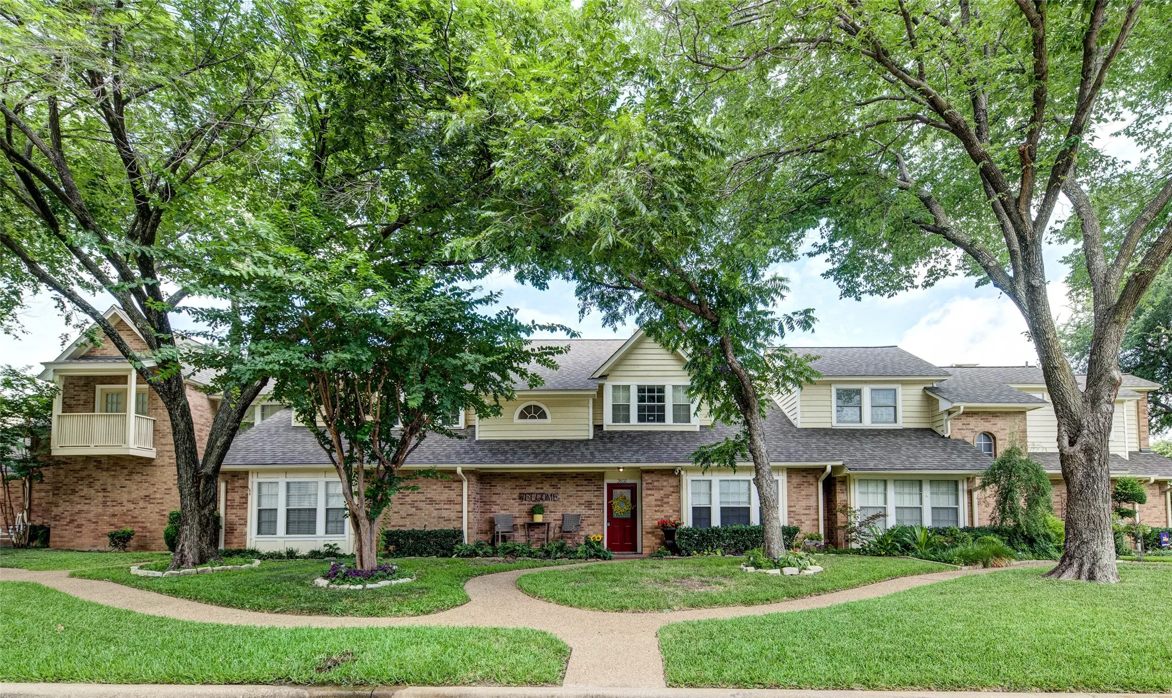 Townhouse For Sale in Tarrant County , 3602 Soft Wind Court, Grapevine, Texas 76051, 3 Bedroom, 3 Bathroom, 2 Garage spaces, 1,851 Sqft, built in 1985, mls#21388643, Real Estate Agent in Grapevine, Homes For Sale in Tarrant county, Homes For Sale in Grapevine, Realtor in Grapevine Texas, Real Estate Brokerage Independent Realty Texas, Luminita Cordes Realtor