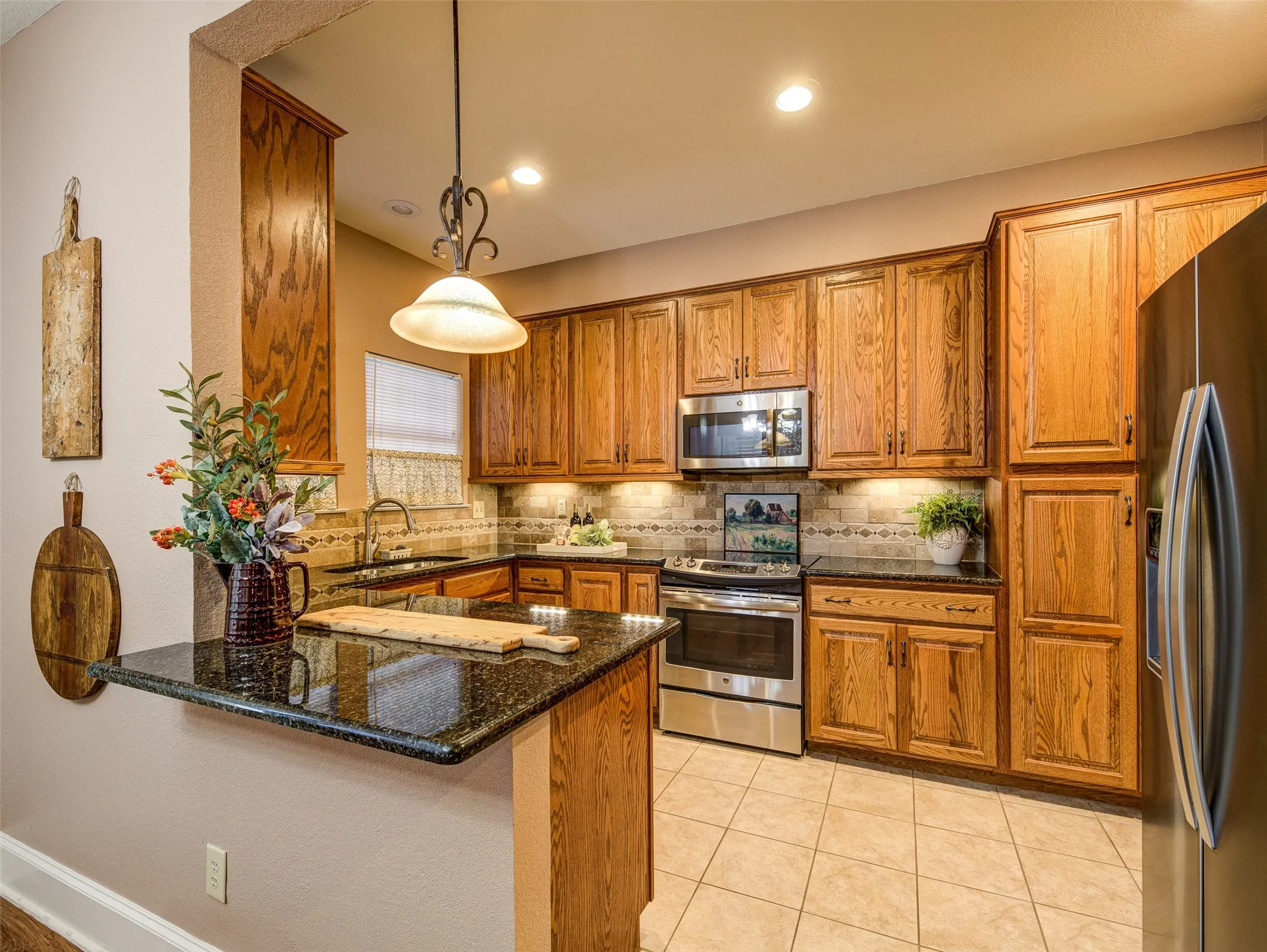 Townhouse For Sale in Tarrant County , 3602 Soft Wind Court, Grapevine, Texas 76051, 3 Bedroom, 3 Bathroom, 2 Garage spaces, 1,851 Sqft, built in 1985, mls#21388643, Real Estate Agent in Grapevine, Homes For Sale in Tarrant county, Homes For Sale in Grapevine, Realtor in Grapevine Texas, Real Estate Brokerage Independent Realty Texas, Luminita Cordes Realtor