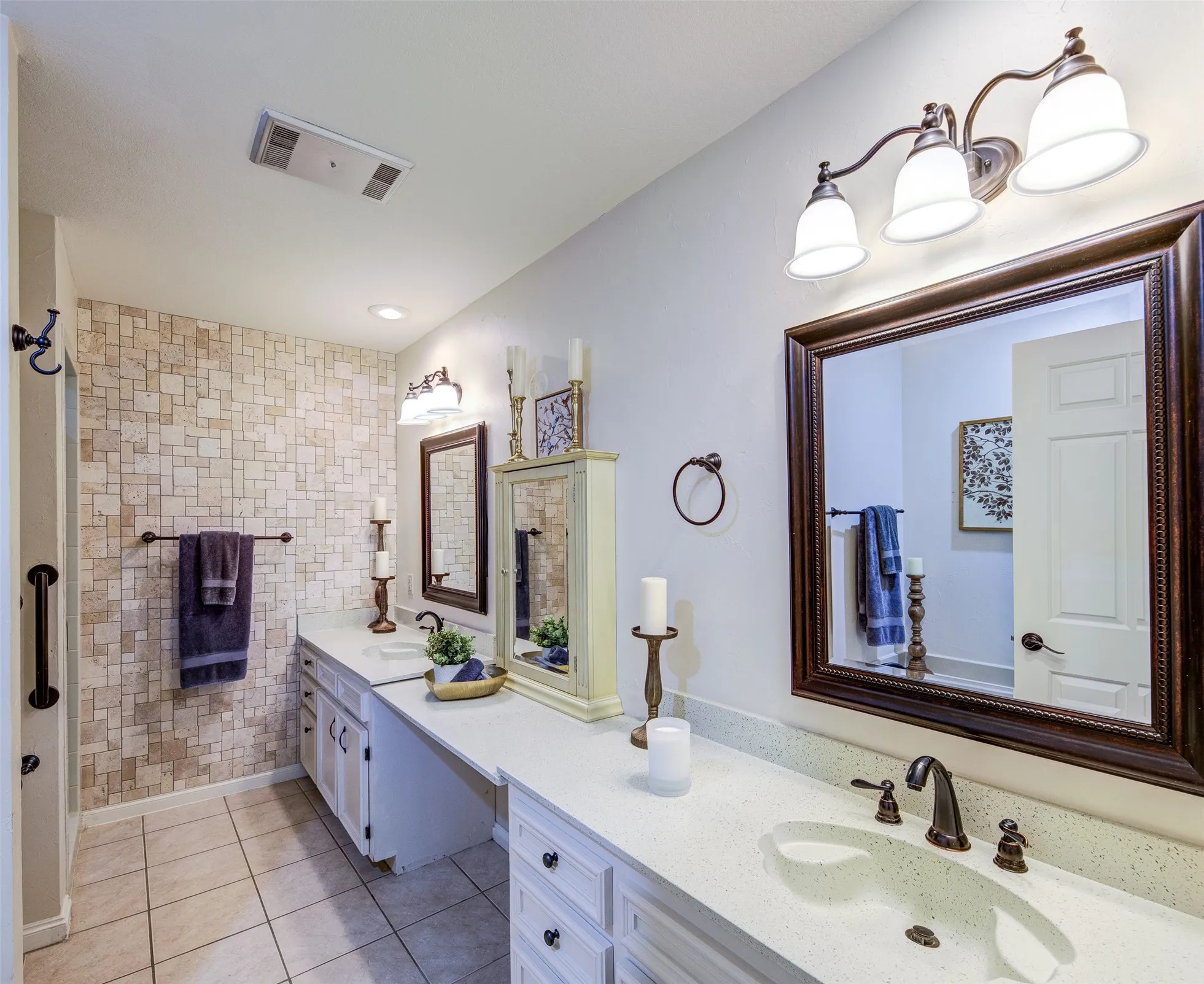 Townhouse For Sale in Tarrant County , 3602 Soft Wind Court, Grapevine, Texas 76051, 3 Bedroom, 3 Bathroom, 2 Garage spaces, 1,851 Sqft, built in 1985, mls#21388643, Real Estate Agent in Grapevine, Homes For Sale in Tarrant county, Homes For Sale in Grapevine, Realtor in Grapevine Texas, Real Estate Brokerage Independent Realty Texas, Luminita Cordes Realtor