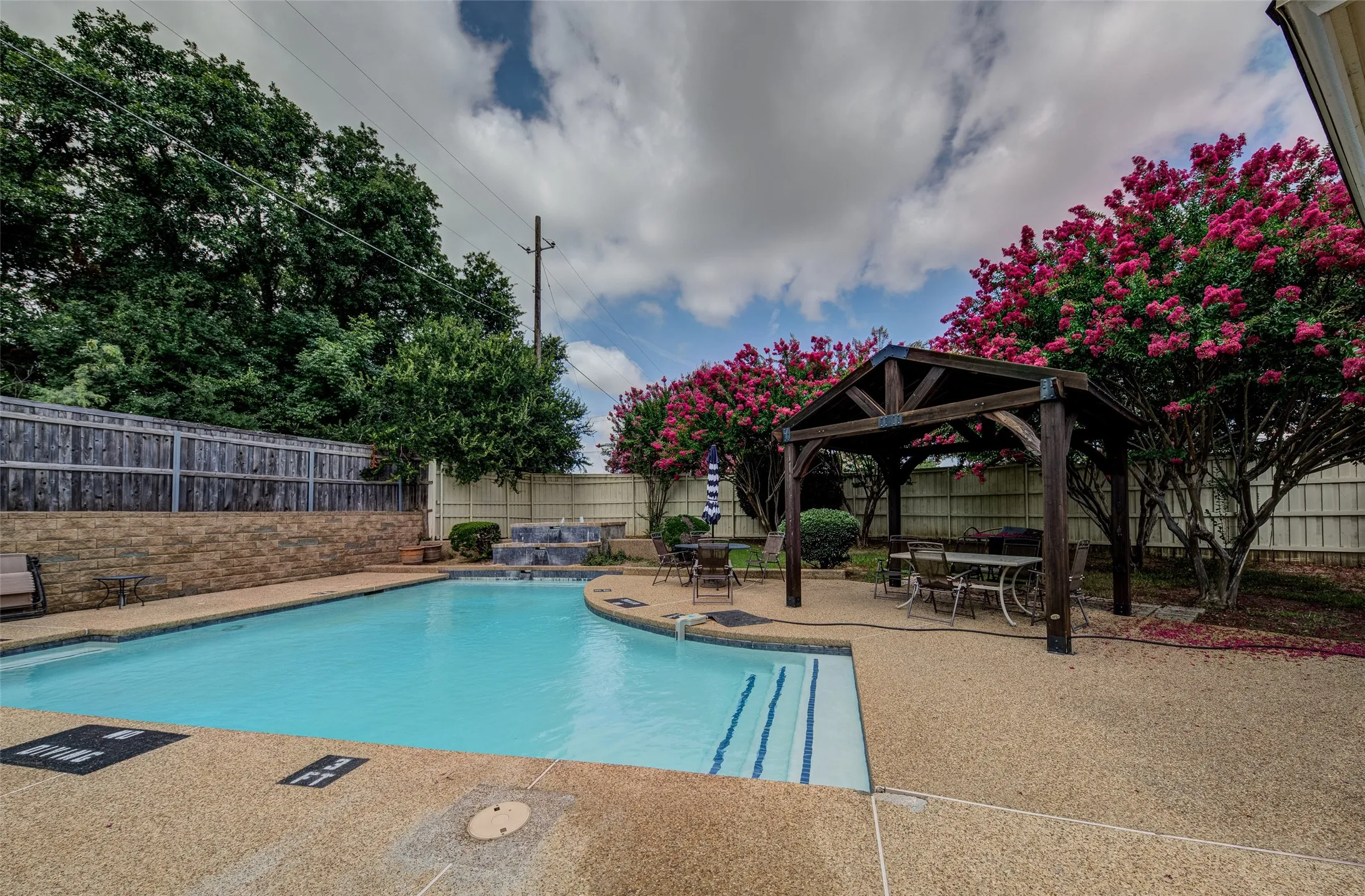 Townhouse For Sale in Tarrant County , 3602 Soft Wind Court, Grapevine, Texas 76051, 3 Bedroom, 3 Bathroom, 2 Garage spaces, 1,851 Sqft, built in 1985, mls#21388643, Real Estate Agent in Grapevine, Homes For Sale in Tarrant county, Homes For Sale in Grapevine, Realtor in Grapevine Texas, Real Estate Brokerage Independent Realty Texas, Luminita Cordes Realtor