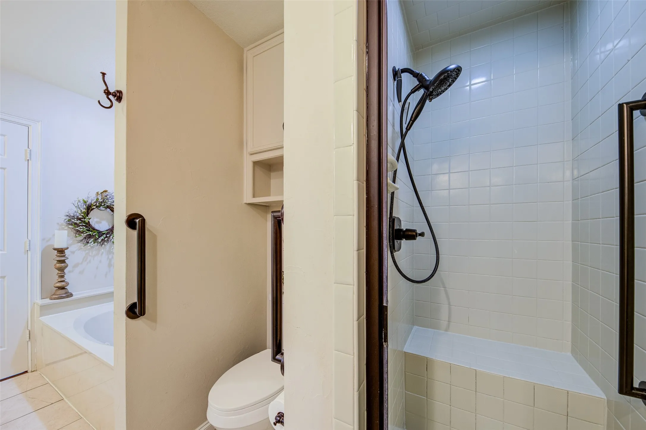 Townhouse For Sale in Tarrant County , 3602 Soft Wind Court, Grapevine, Texas 76051, 3 Bedroom, 3 Bathroom, 2 Garage spaces, 1,851 Sqft, built in 1985, mls#21388643, Real Estate Agent in Grapevine, Homes For Sale in Tarrant county, Homes For Sale in Grapevine, Realtor in Grapevine Texas, Real Estate Brokerage Independent Realty Texas, Luminita Cordes Realtor