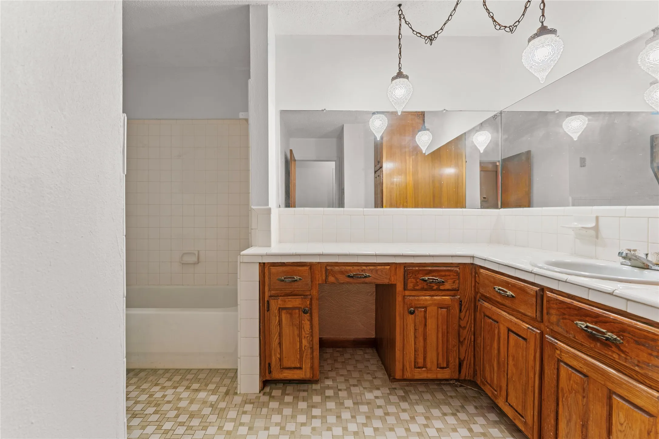 Single Family Residence For Sale in Mc Lennan County , 1825 Mahalia Drive, Waco, Texas 76705, 3 Bedroom, 2 Bathroom, 2 Garage spaces, 1,921 Sqft, built in 1983, mls#21380232, Real Estate Agent in Waco, Homes For Sale in Mc Lennan county, Homes For Sale in Waco, Realtor in Waco Texas, Real Estate Brokerage Independent Realty Texas, Luminita Cordes Realtor