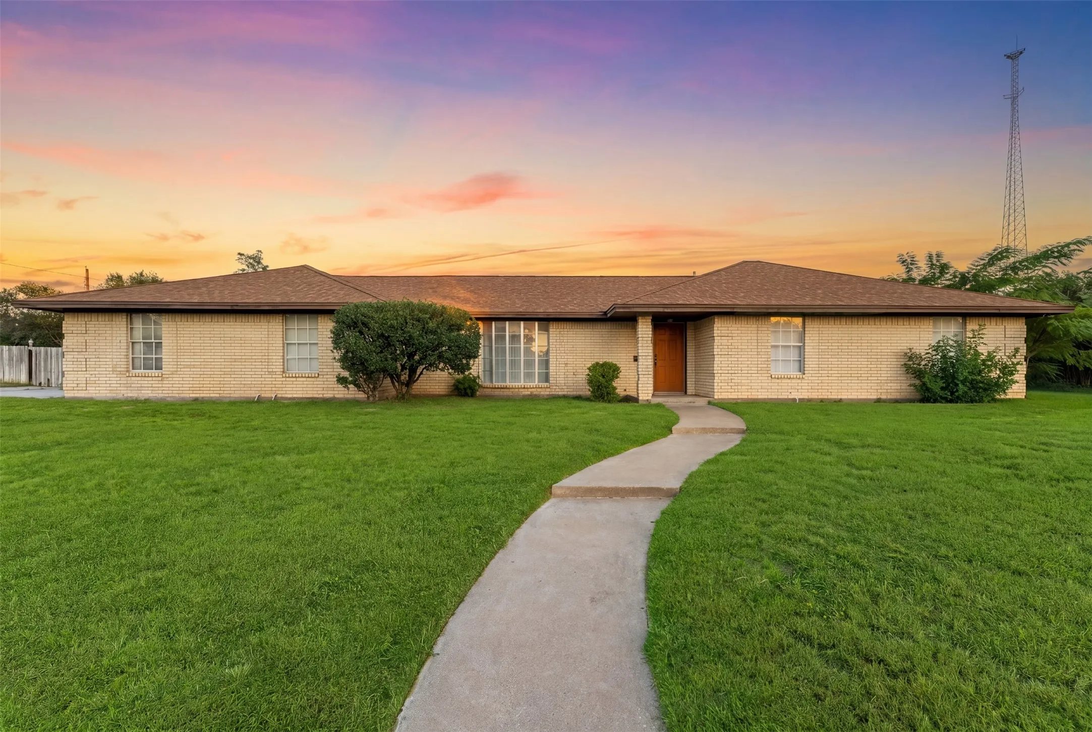 Single Family Residence For Sale in Mc Lennan County , 1825 Mahalia Drive, Waco, Texas 76705, 3 Bedroom, 2 Bathroom, 2 Garage spaces, 1,921 Sqft, built in 1983, mls#21380232, Real Estate Agent in Waco, Homes For Sale in Mc Lennan county, Homes For Sale in Waco, Realtor in Waco Texas, Real Estate Brokerage Independent Realty Texas, Luminita Cordes Realtor