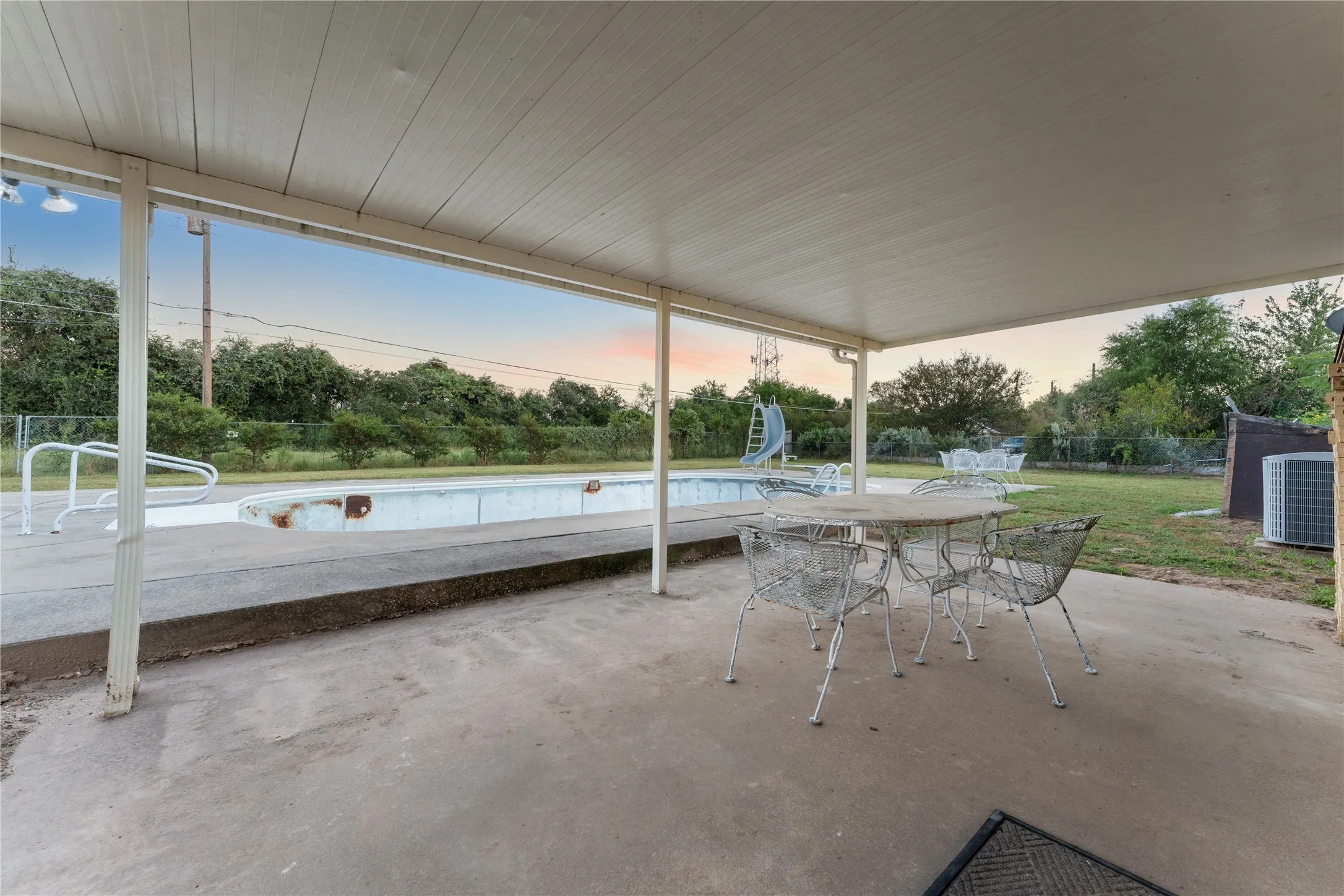 Single Family Residence For Sale in Mc Lennan County , 1825 Mahalia Drive, Waco, Texas 76705, 3 Bedroom, 2 Bathroom, 2 Garage spaces, 1,921 Sqft, built in 1983, mls#21380232, Real Estate Agent in Waco, Homes For Sale in Mc Lennan county, Homes For Sale in Waco, Realtor in Waco Texas, Real Estate Brokerage Independent Realty Texas, Luminita Cordes Realtor