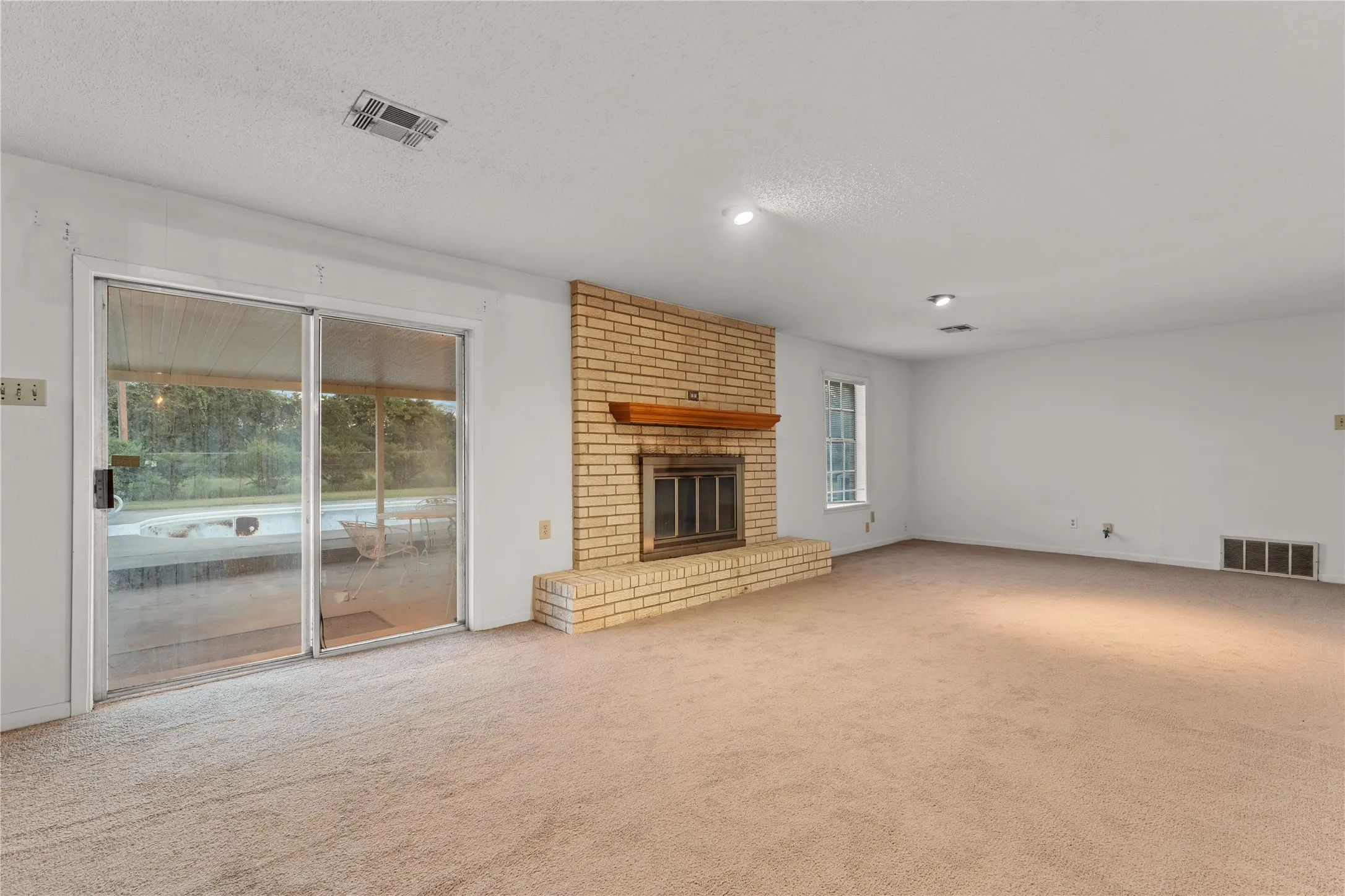 Single Family Residence For Sale in Mc Lennan County , 1825 Mahalia Drive, Waco, Texas 76705, 3 Bedroom, 2 Bathroom, 2 Garage spaces, 1,921 Sqft, built in 1983, mls#21380232, Real Estate Agent in Waco, Homes For Sale in Mc Lennan county, Homes For Sale in Waco, Realtor in Waco Texas, Real Estate Brokerage Independent Realty Texas, Luminita Cordes Realtor