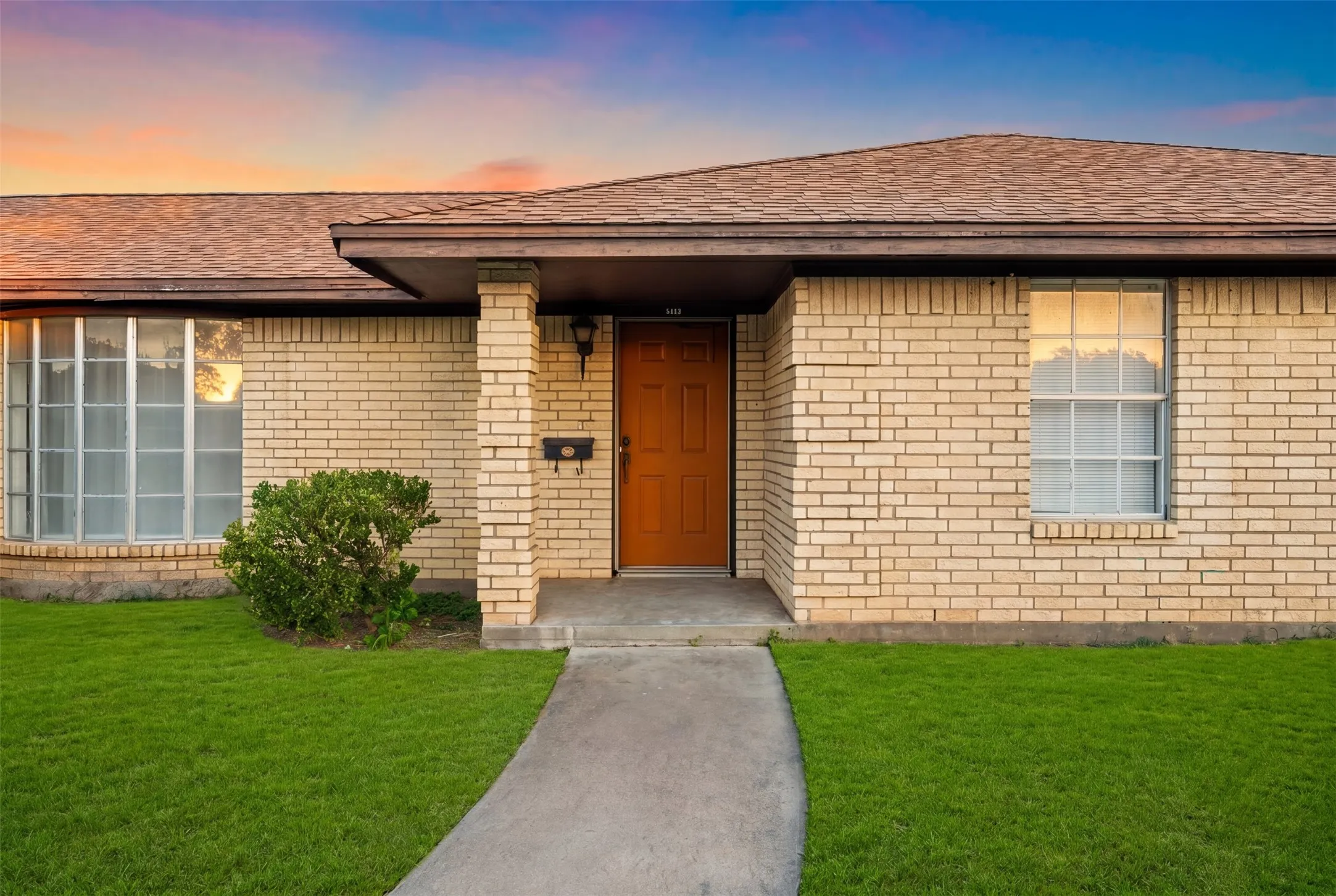 Single Family Residence For Sale in Mc Lennan County , 1825 Mahalia Drive, Waco, Texas 76705, 3 Bedroom, 2 Bathroom, 2 Garage spaces, 1,921 Sqft, built in 1983, mls#21380232, Real Estate Agent in Waco, Homes For Sale in Mc Lennan county, Homes For Sale in Waco, Realtor in Waco Texas, Real Estate Brokerage Independent Realty Texas, Luminita Cordes Realtor