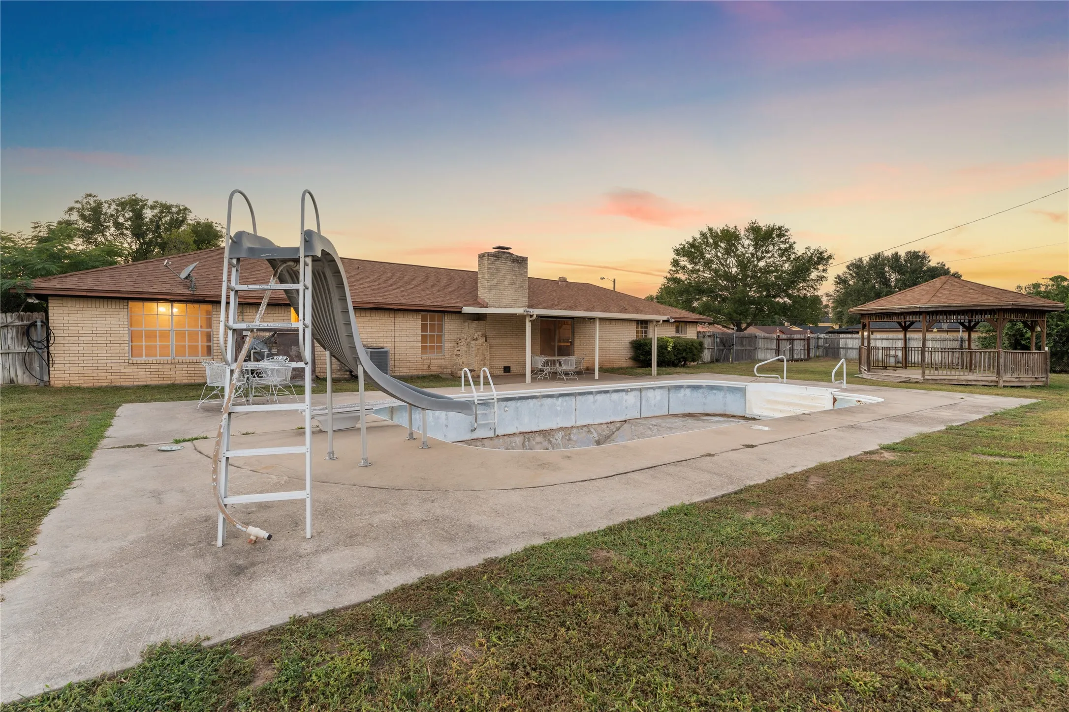 Single Family Residence For Sale in Mc Lennan County , 1825 Mahalia Drive, Waco, Texas 76705, 3 Bedroom, 2 Bathroom, 2 Garage spaces, 1,921 Sqft, built in 1983, mls#21380232, Real Estate Agent in Waco, Homes For Sale in Mc Lennan county, Homes For Sale in Waco, Realtor in Waco Texas, Real Estate Brokerage Independent Realty Texas, Luminita Cordes Realtor