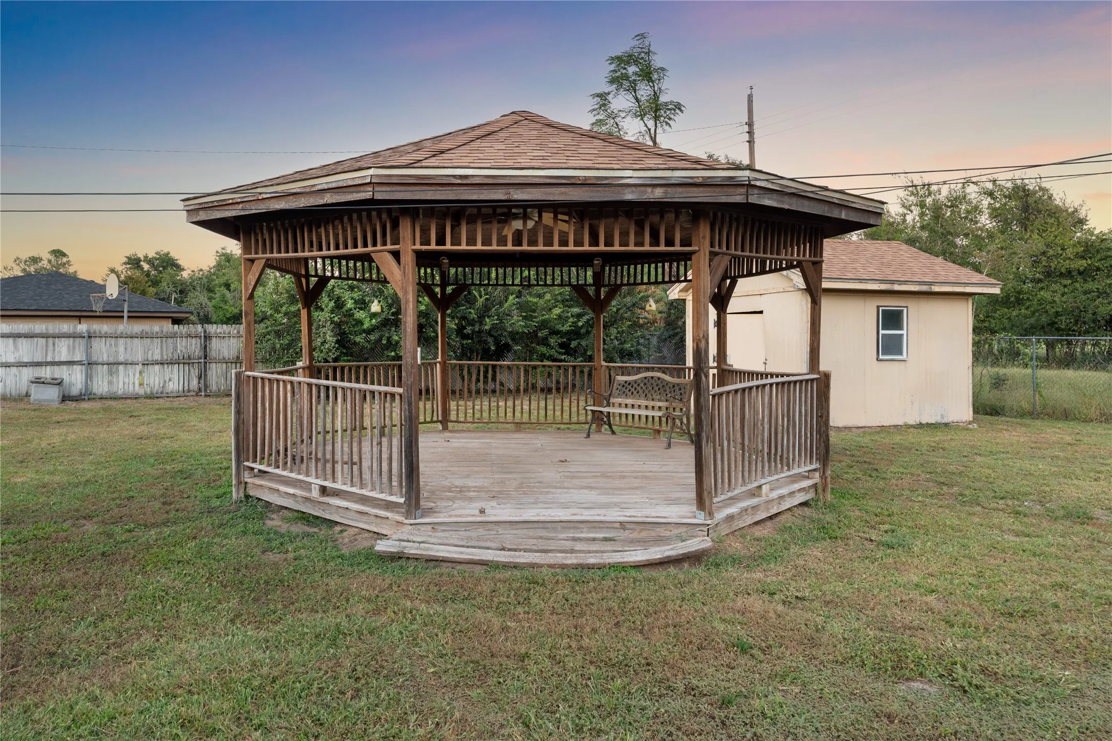 Single Family Residence For Sale in Mc Lennan County , 1825 Mahalia Drive, Waco, Texas 76705, 3 Bedroom, 2 Bathroom, 2 Garage spaces, 1,921 Sqft, built in 1983, mls#21380232, Real Estate Agent in Waco, Homes For Sale in Mc Lennan county, Homes For Sale in Waco, Realtor in Waco Texas, Real Estate Brokerage Independent Realty Texas, Luminita Cordes Realtor