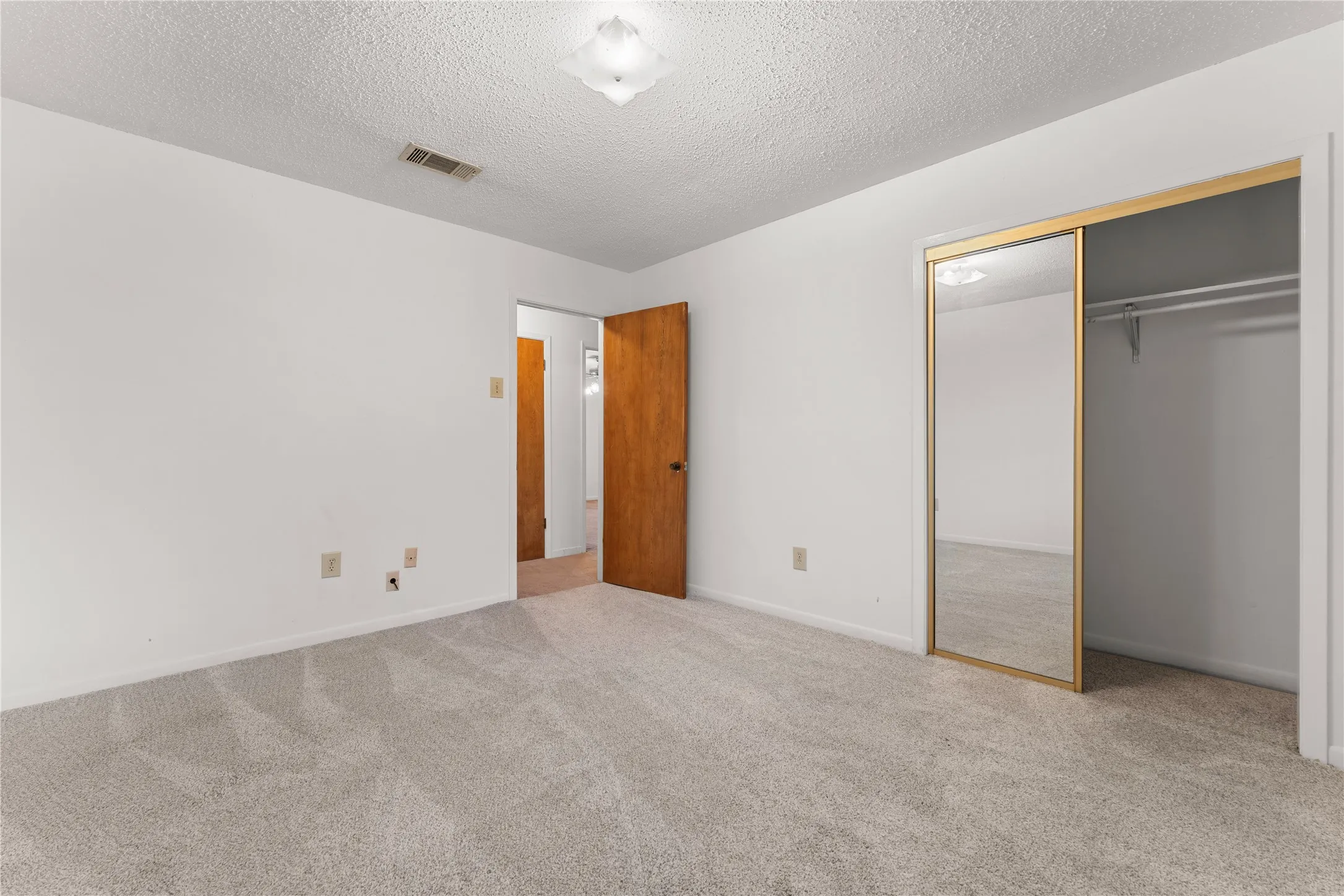 Single Family Residence For Sale in Mc Lennan County , 1825 Mahalia Drive, Waco, Texas 76705, 3 Bedroom, 2 Bathroom, 2 Garage spaces, 1,921 Sqft, built in 1983, mls#21380232, Real Estate Agent in Waco, Homes For Sale in Mc Lennan county, Homes For Sale in Waco, Realtor in Waco Texas, Real Estate Brokerage Independent Realty Texas, Luminita Cordes Realtor