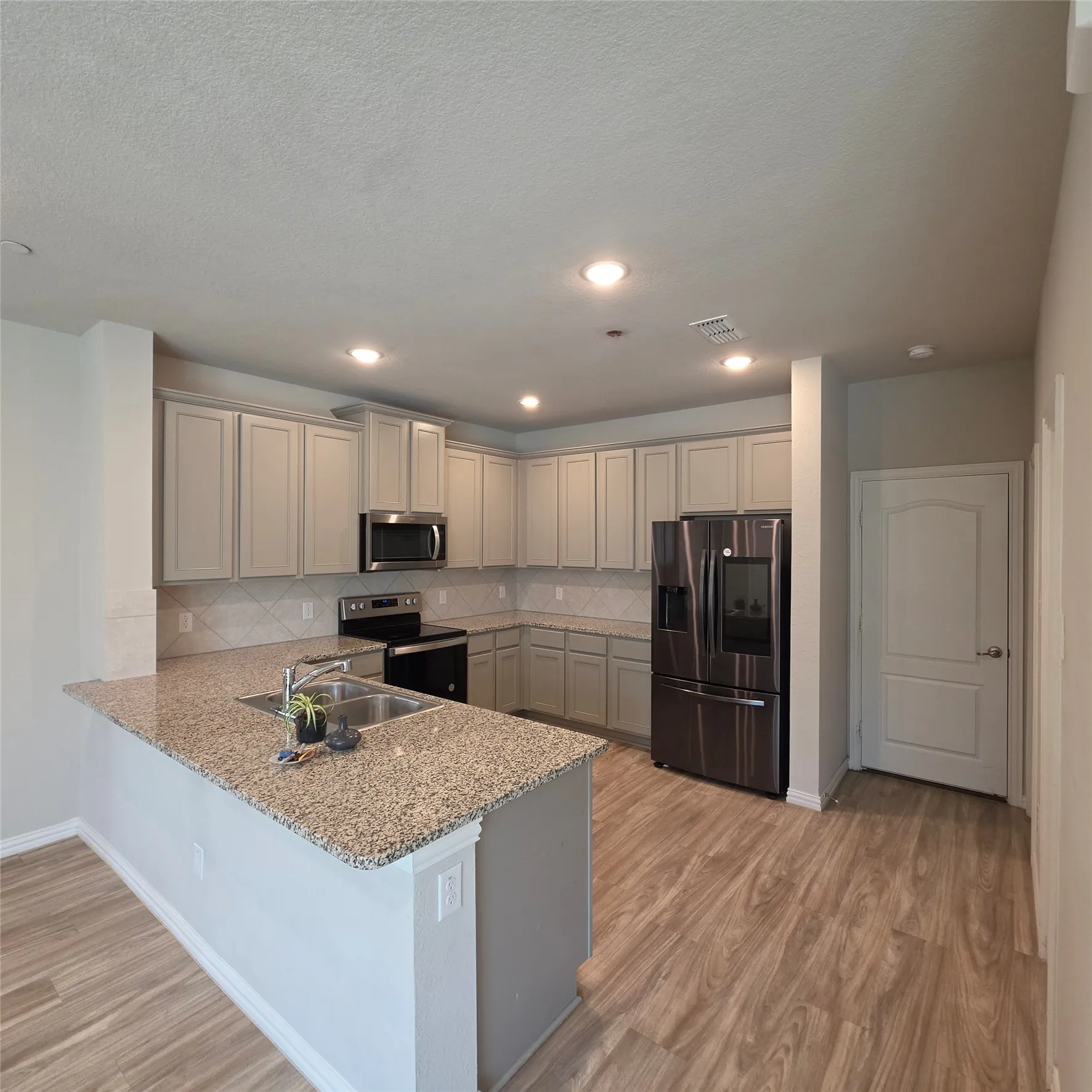 kitchen showing breakfast bar