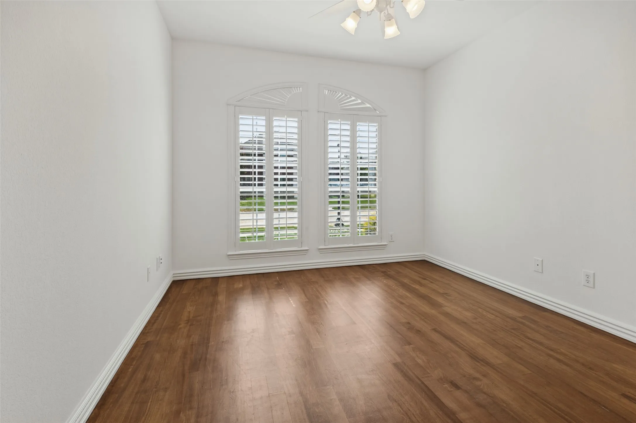 Single Family Residence For Sale in Denton County , 1432 Parkwood Drive, Carrollton, Texas 75007, 5 Bedroom, 4 Bathroom, 2 Garage spaces, 3,463 Sqft, built in 1998, mls#21385594, Real Estate Agent in Carrollton, Homes For Sale in Denton county, Homes For Sale in Carrollton, Realtor in Carrollton Texas, Real Estate Brokerage Independent Realty Texas, Luminita Cordes Realtor