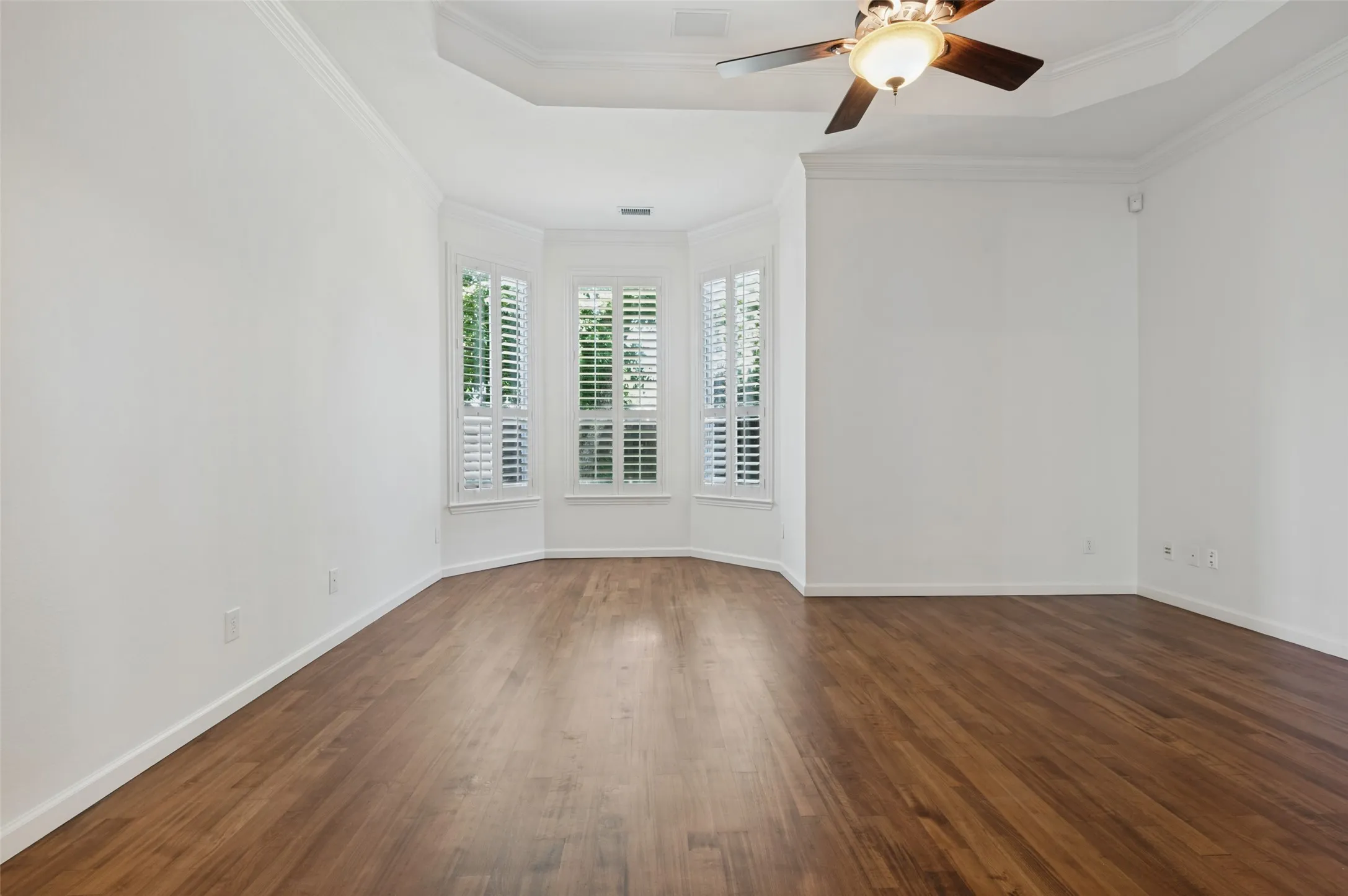 Single Family Residence For Sale in Denton County , 1432 Parkwood Drive, Carrollton, Texas 75007, 5 Bedroom, 4 Bathroom, 2 Garage spaces, 3,463 Sqft, built in 1998, mls#21385594, Real Estate Agent in Carrollton, Homes For Sale in Denton county, Homes For Sale in Carrollton, Realtor in Carrollton Texas, Real Estate Brokerage Independent Realty Texas, Luminita Cordes Realtor
