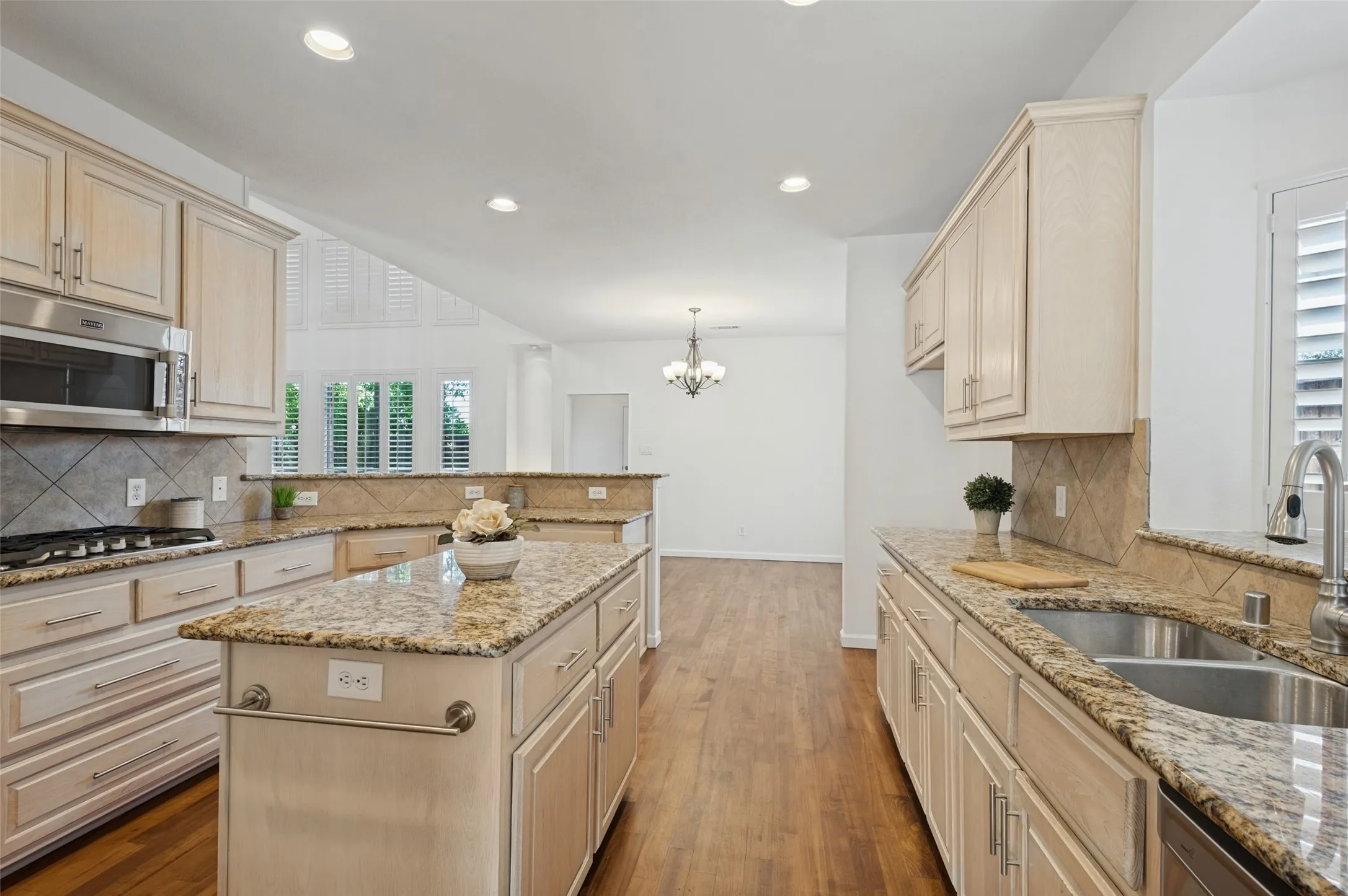 Single Family Residence For Sale in Denton County , 1432 Parkwood Drive, Carrollton, Texas 75007, 5 Bedroom, 4 Bathroom, 2 Garage spaces, 3,463 Sqft, built in 1998, mls#21385594, Real Estate Agent in Carrollton, Homes For Sale in Denton county, Homes For Sale in Carrollton, Realtor in Carrollton Texas, Real Estate Brokerage Independent Realty Texas, Luminita Cordes Realtor