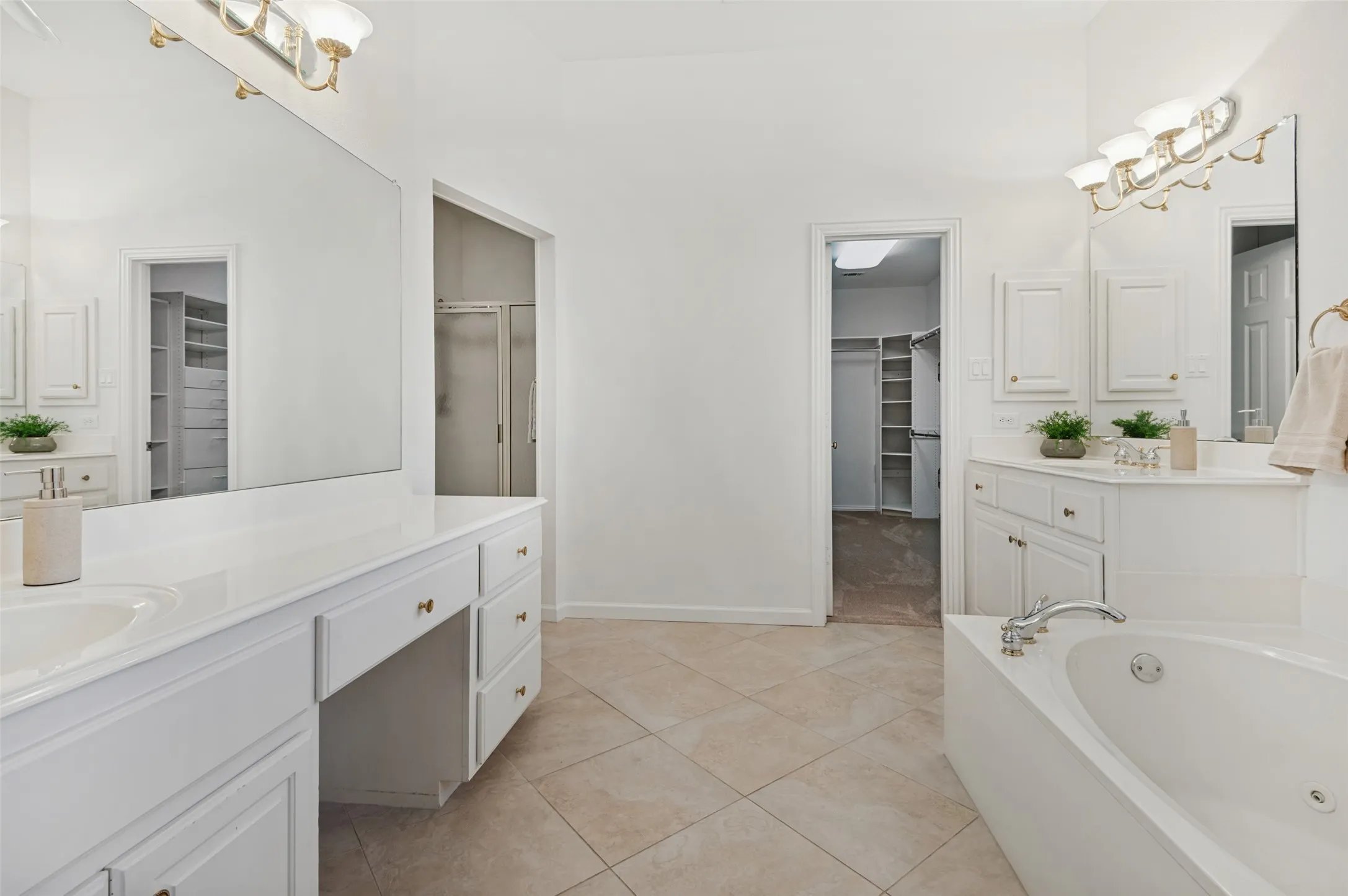 Single Family Residence For Sale in Denton County , 1432 Parkwood Drive, Carrollton, Texas 75007, 5 Bedroom, 4 Bathroom, 2 Garage spaces, 3,463 Sqft, built in 1998, mls#21385594, Real Estate Agent in Carrollton, Homes For Sale in Denton county, Homes For Sale in Carrollton, Realtor in Carrollton Texas, Real Estate Brokerage Independent Realty Texas, Luminita Cordes Realtor