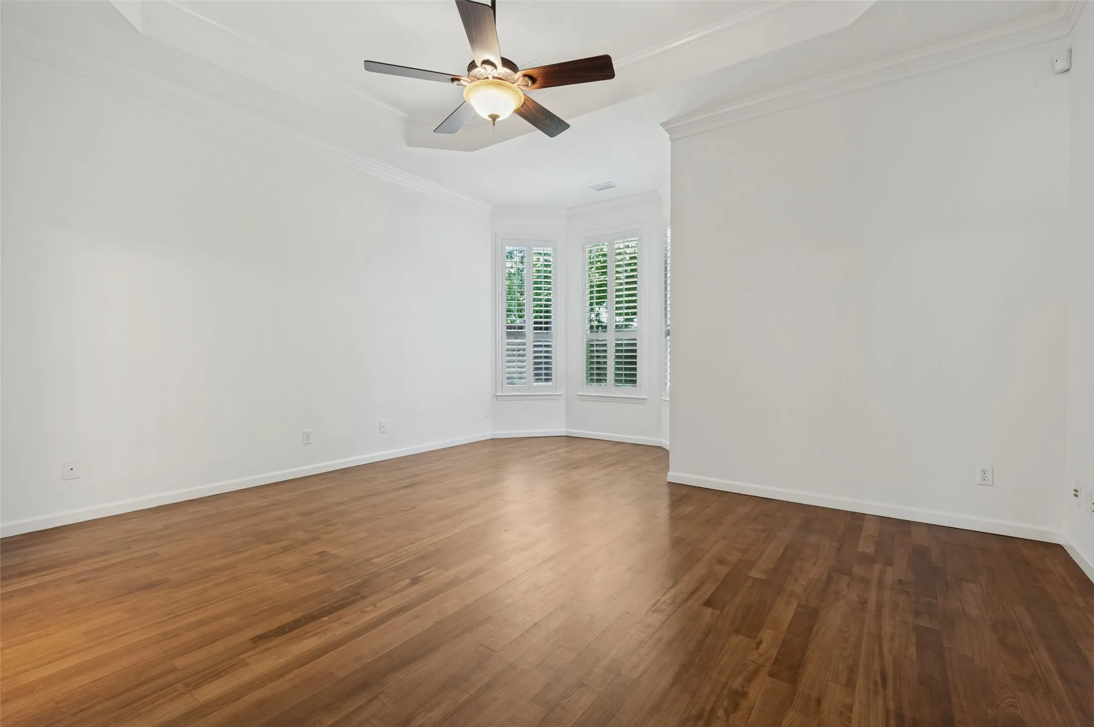 Single Family Residence For Sale in Denton County , 1432 Parkwood Drive, Carrollton, Texas 75007, 5 Bedroom, 4 Bathroom, 2 Garage spaces, 3,463 Sqft, built in 1998, mls#21385594, Real Estate Agent in Carrollton, Homes For Sale in Denton county, Homes For Sale in Carrollton, Realtor in Carrollton Texas, Real Estate Brokerage Independent Realty Texas, Luminita Cordes Realtor