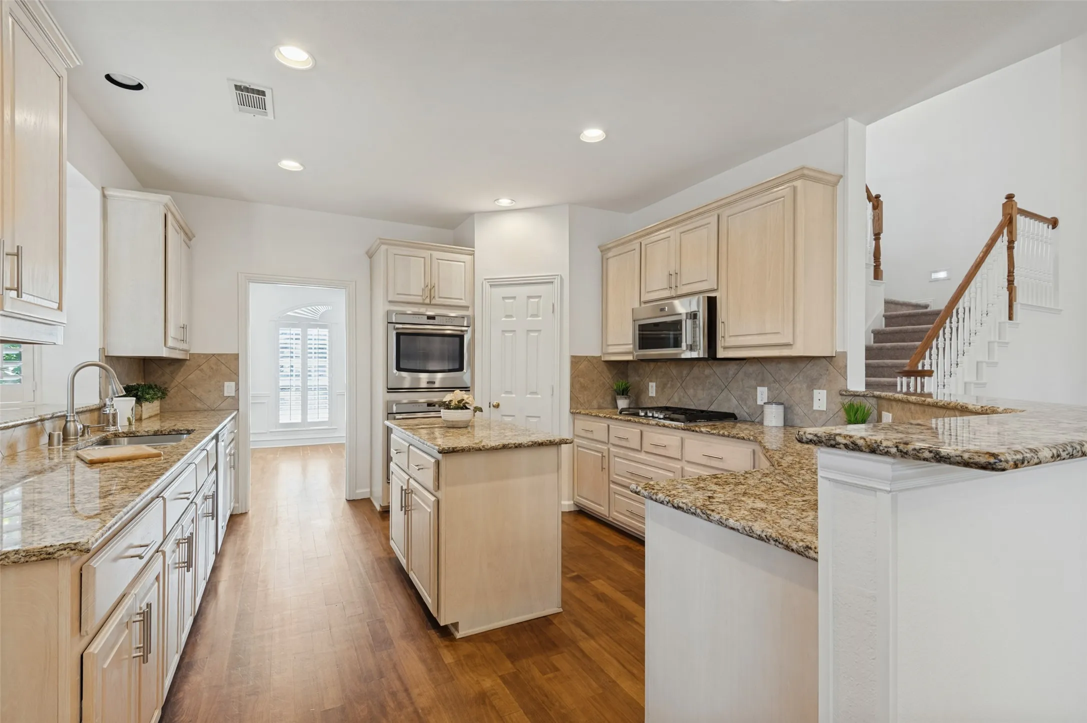 Single Family Residence For Sale in Denton County , 1432 Parkwood Drive, Carrollton, Texas 75007, 5 Bedroom, 4 Bathroom, 2 Garage spaces, 3,463 Sqft, built in 1998, mls#21385594, Real Estate Agent in Carrollton, Homes For Sale in Denton county, Homes For Sale in Carrollton, Realtor in Carrollton Texas, Real Estate Brokerage Independent Realty Texas, Luminita Cordes Realtor