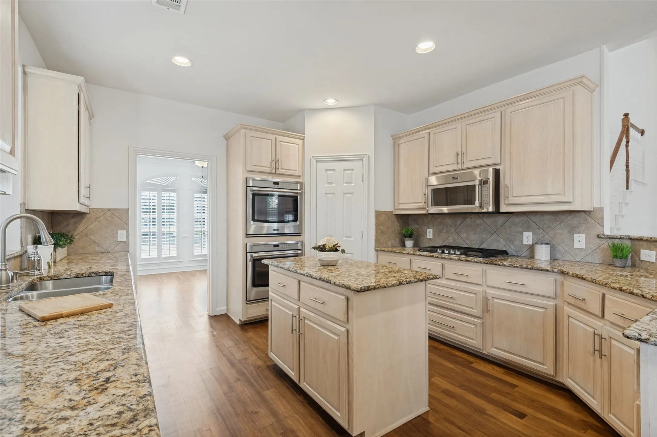 Single Family Residence For Sale in Denton County , 1432 Parkwood Drive, Carrollton, Texas 75007, 5 Bedroom, 4 Bathroom, 2 Garage spaces, 3,463 Sqft, built in 1998, mls#21385594, Real Estate Agent in Carrollton, Homes For Sale in Denton county, Homes For Sale in Carrollton, Realtor in Carrollton Texas, Real Estate Brokerage Independent Realty Texas, Luminita Cordes Realtor