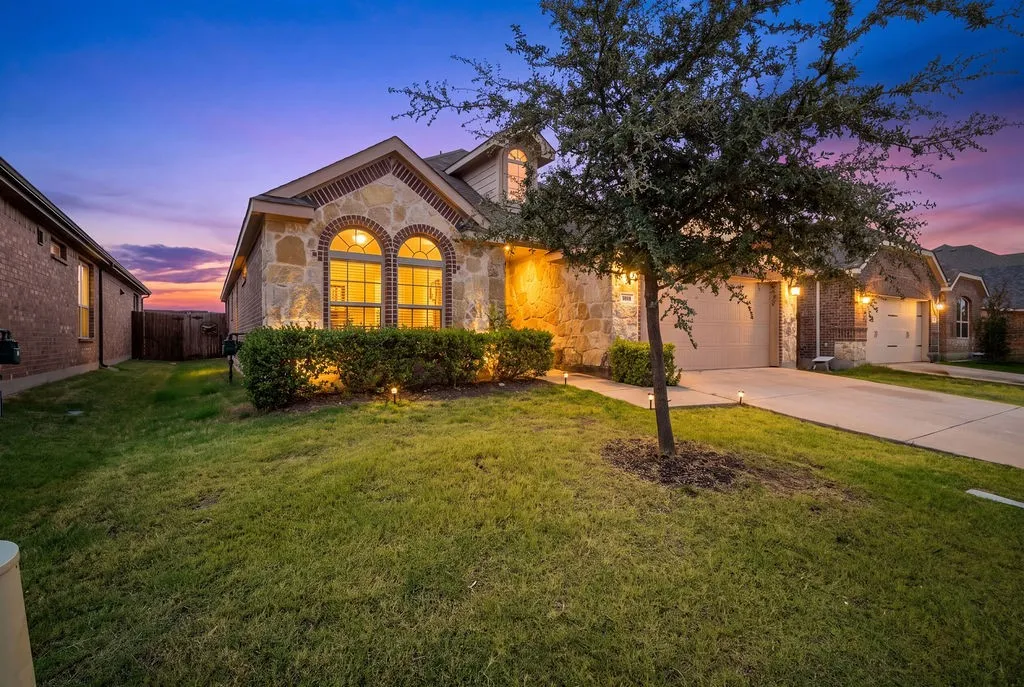 Single Family Residence For Sale in Denton County , 908 Lake Sierra Way, Little Elm, Texas 75068, 3 Bedroom, 2 Bathroom, 2 Garage spaces, 1,686 Sqft, built in 2017, mls#21388699, Real Estate Agent in Little Elm, Homes For Sale in Denton county, Homes For Sale in Little Elm, Realtor in Little Elm Texas, Real Estate Brokerage Independent Realty Texas, Luminita Cordes Realtor