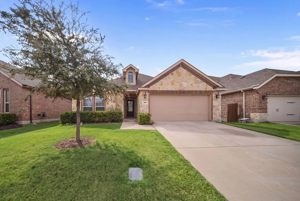Single Family Residence For Sale in Denton County , 908 Lake Sierra Way, Little Elm, Texas 75068, 3 Bedroom, 2 Bathroom, 2 Garage spaces, 1,686 Sqft, built in 2017, mls#21388699, Real Estate Agent in Little Elm, Homes For Sale in Denton county, Homes For Sale in Little Elm, Realtor in Little Elm Texas, Real Estate Brokerage Independent Realty Texas, Luminita Cordes Realtor