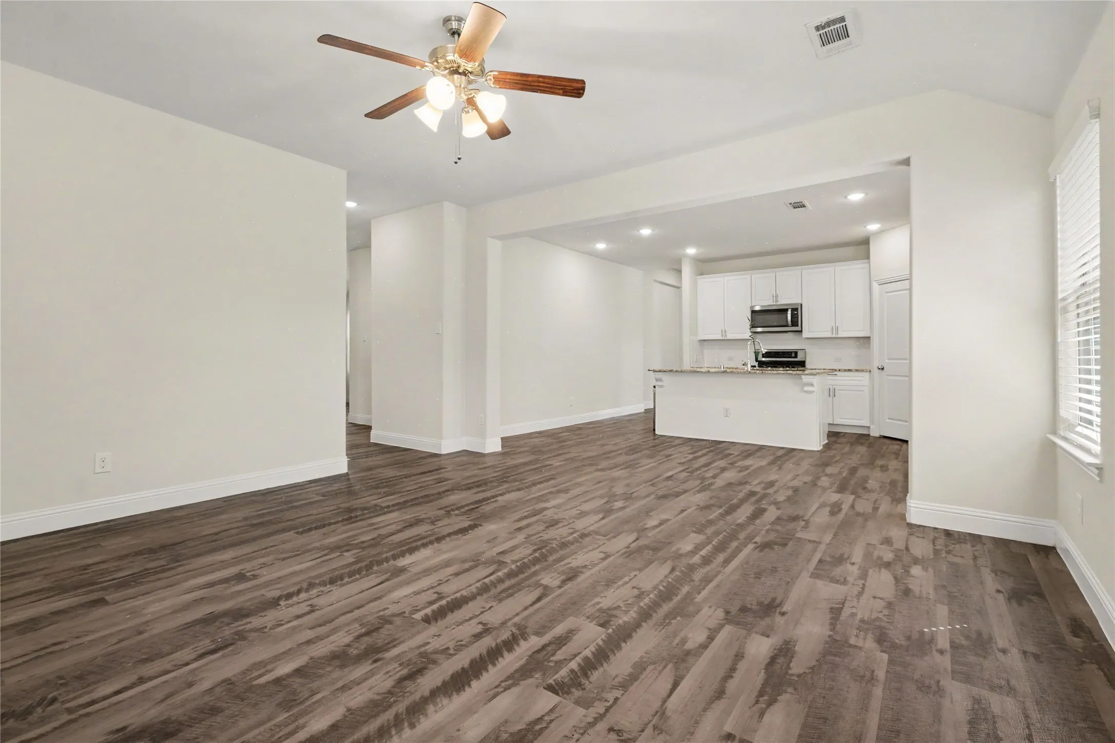 Single Family Residence For Sale in Collin County , 3829 Hereford Pass, Celina, Texas 75009, 3 Bedroom, 2 Bathroom, 2 Garage spaces, 1,974 Sqft, built in 2018, mls#21386039, Real Estate Agent in Celina, Homes For Sale in Collin county, Homes For Sale in Celina, Realtor in Celina Texas, Real Estate Brokerage Independent Realty Texas, Luminita Cordes Realtor