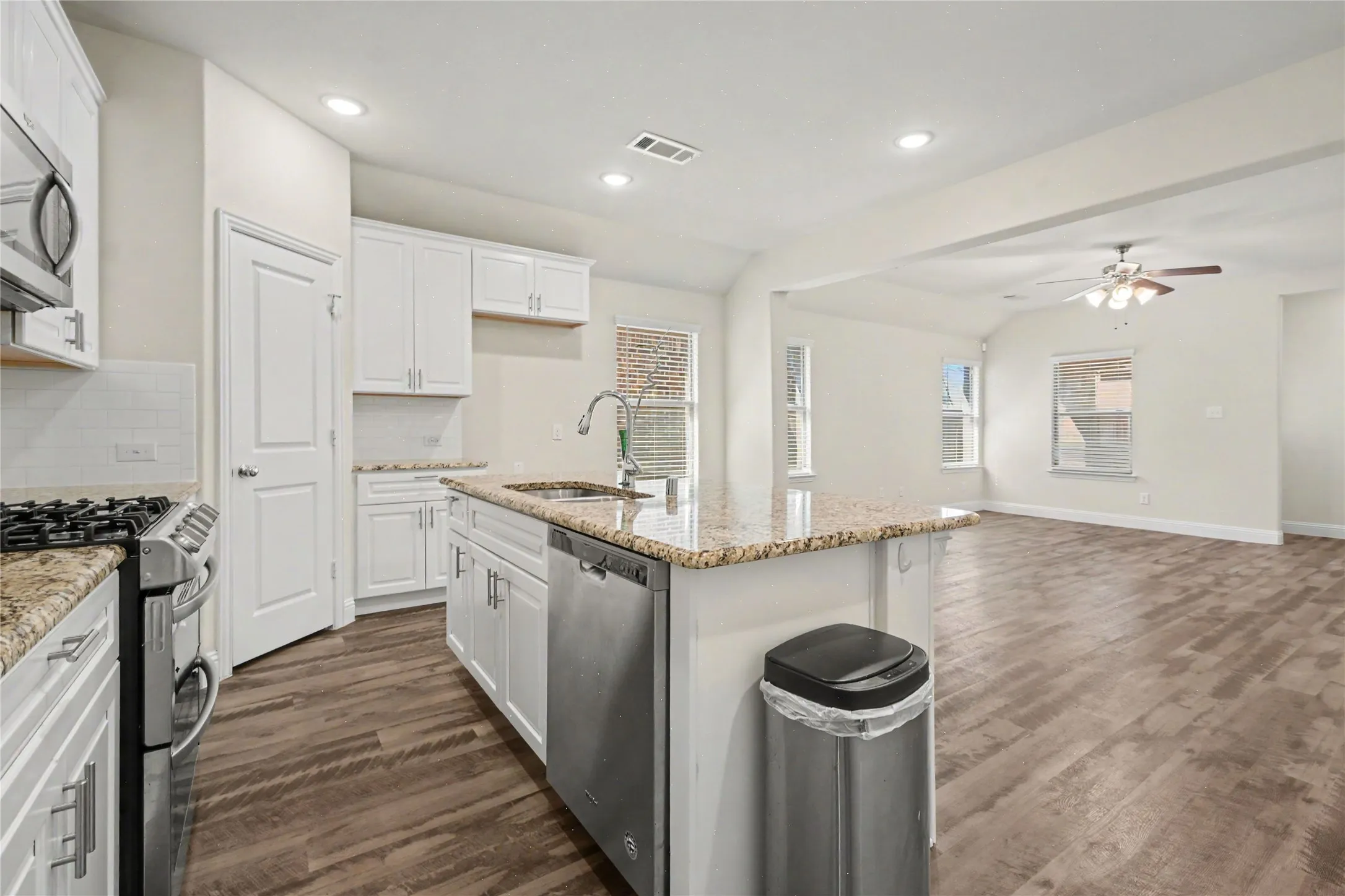 Single Family Residence For Sale in Collin County , 3829 Hereford Pass, Celina, Texas 75009, 3 Bedroom, 2 Bathroom, 2 Garage spaces, 1,974 Sqft, built in 2018, mls#21386039, Real Estate Agent in Celina, Homes For Sale in Collin county, Homes For Sale in Celina, Realtor in Celina Texas, Real Estate Brokerage Independent Realty Texas, Luminita Cordes Realtor