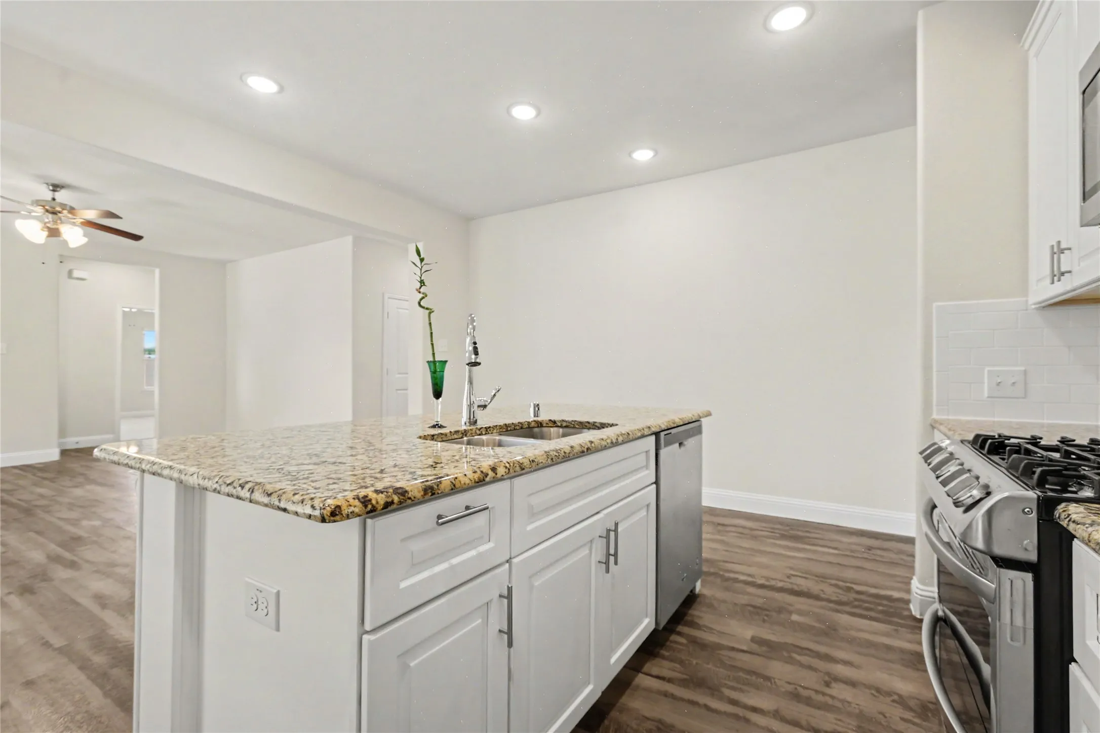 Single Family Residence For Sale in Collin County , 3829 Hereford Pass, Celina, Texas 75009, 3 Bedroom, 2 Bathroom, 2 Garage spaces, 1,974 Sqft, built in 2018, mls#21386039, Real Estate Agent in Celina, Homes For Sale in Collin county, Homes For Sale in Celina, Realtor in Celina Texas, Real Estate Brokerage Independent Realty Texas, Luminita Cordes Realtor