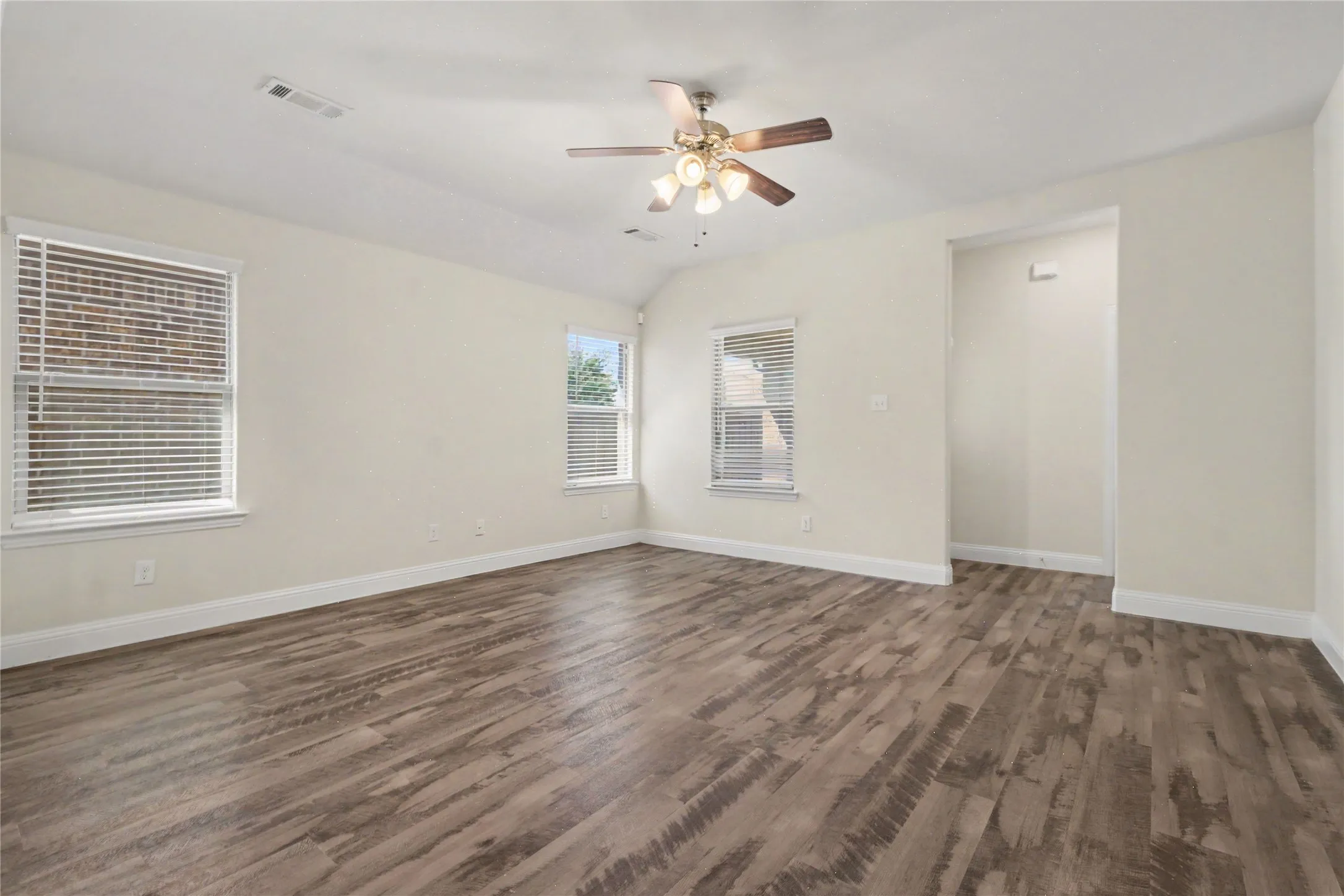 Single Family Residence For Sale in Collin County , 3829 Hereford Pass, Celina, Texas 75009, 3 Bedroom, 2 Bathroom, 2 Garage spaces, 1,974 Sqft, built in 2018, mls#21386039, Real Estate Agent in Celina, Homes For Sale in Collin county, Homes For Sale in Celina, Realtor in Celina Texas, Real Estate Brokerage Independent Realty Texas, Luminita Cordes Realtor