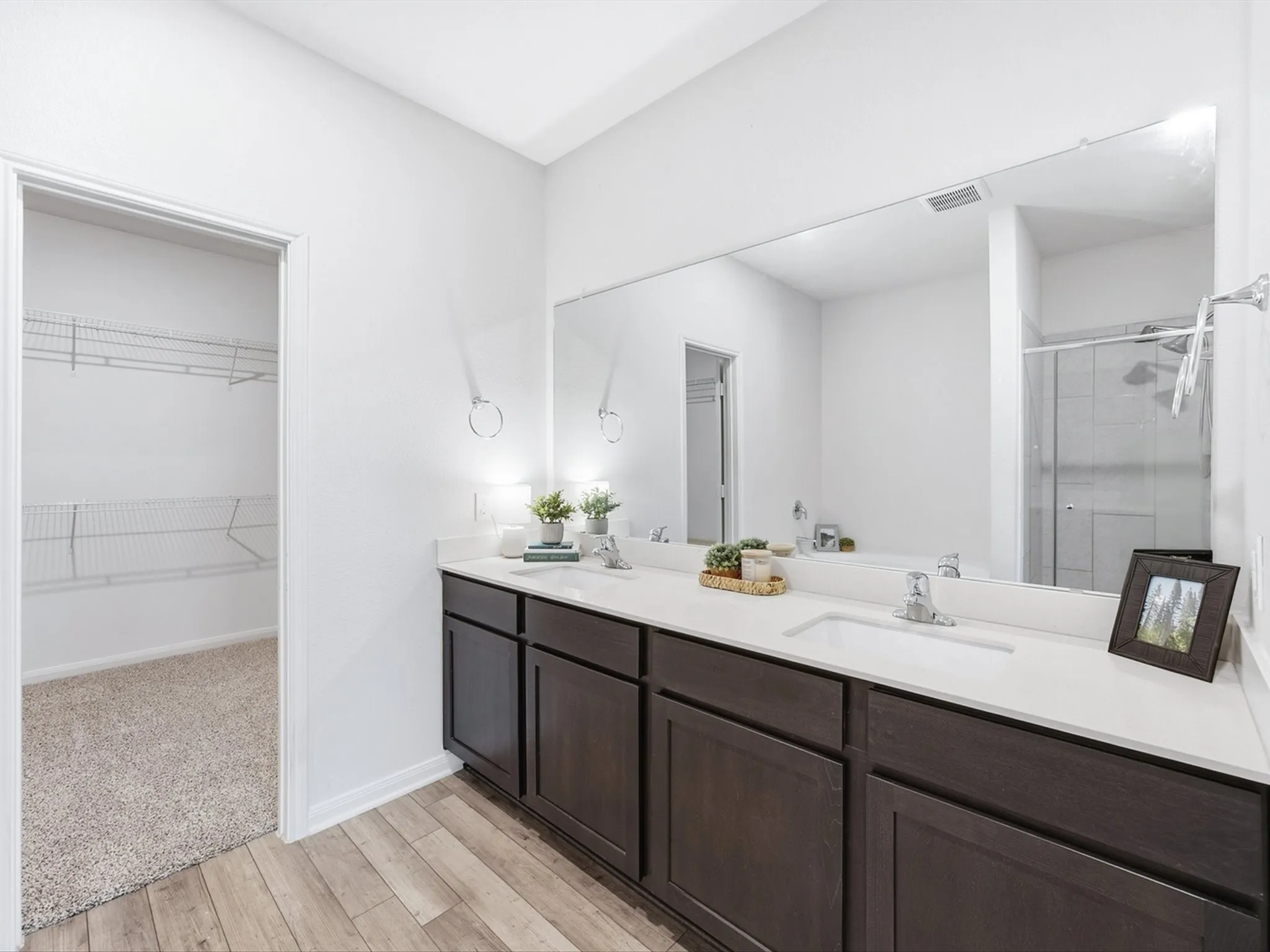Primary bedroom bathroom