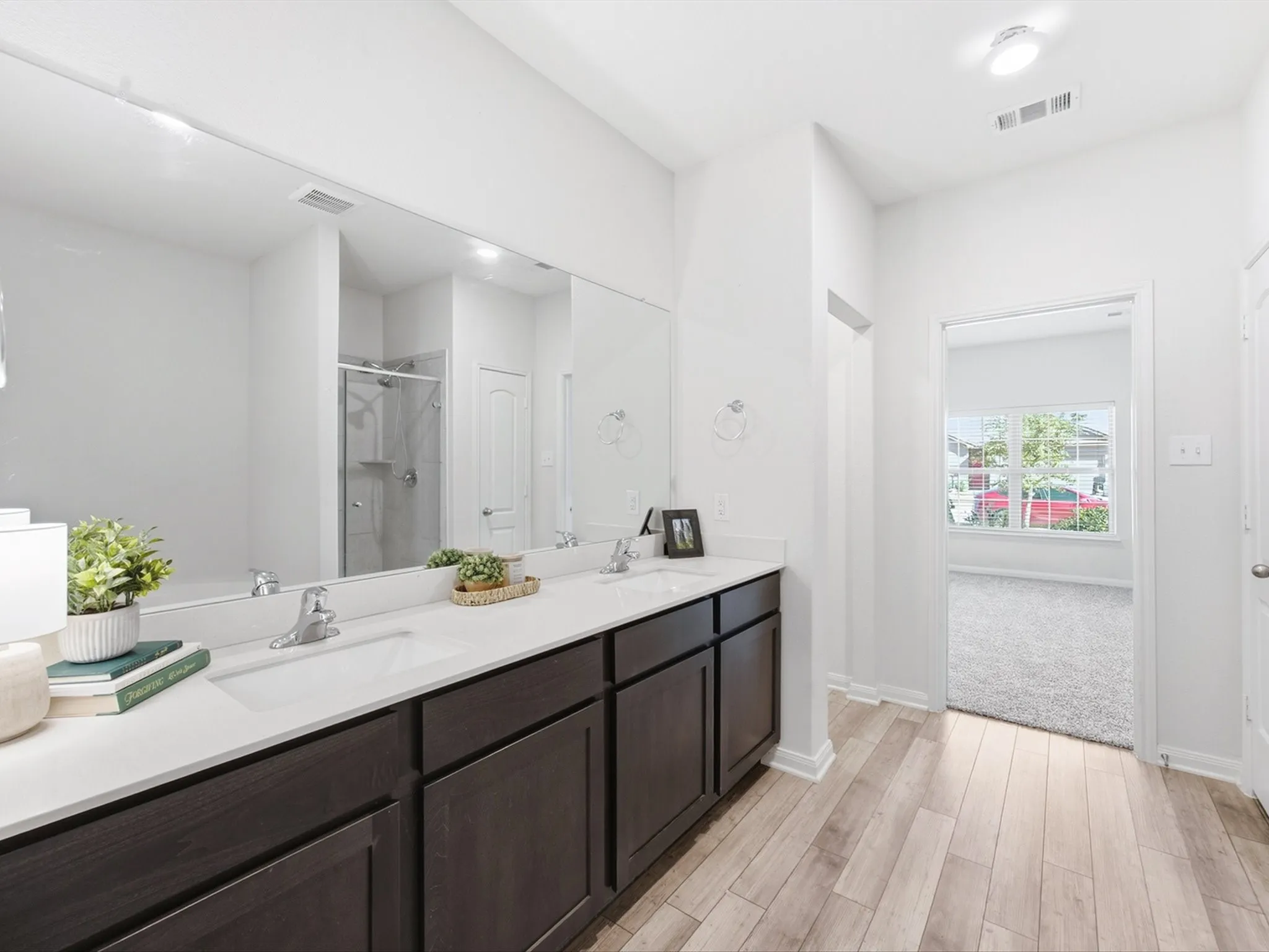 Primary bedroom bathroom