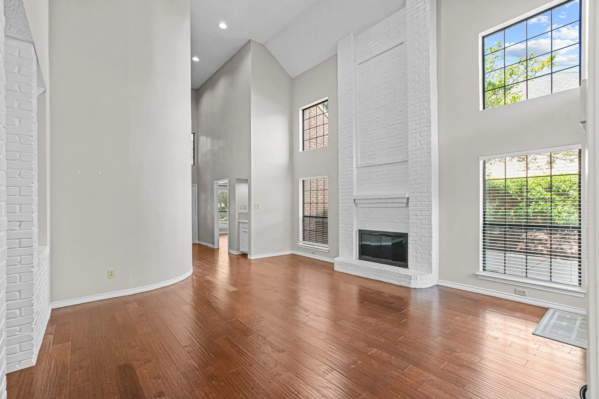 Single Family Residence For Sale in Tarrant County , 6816 Riverridge Road, Fort Worth, Texas 76116, 4 Bedroom, 3 Bathroom, 2 Garage spaces, 2,426 Sqft, built in 1984, mls#21388757, Real Estate Agent in Fort Worth, Homes For Sale in Tarrant county, Homes For Sale in Fort Worth, Realtor in Fort Worth Texas, Real Estate Brokerage Independent Realty Texas, Luminita Cordes Realtor