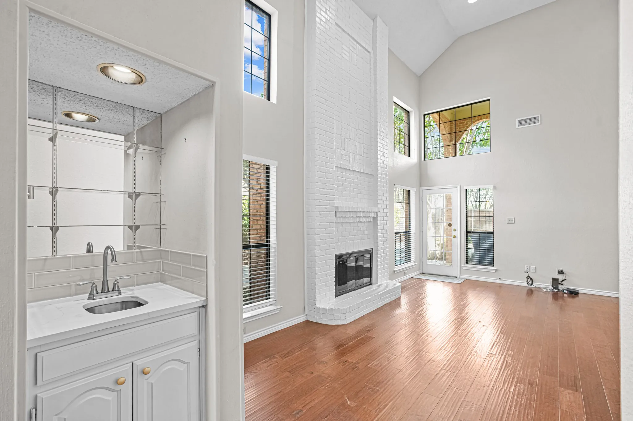Single Family Residence For Sale in Tarrant County , 6816 Riverridge Road, Fort Worth, Texas 76116, 4 Bedroom, 3 Bathroom, 2 Garage spaces, 2,426 Sqft, built in 1984, mls#21388757, Real Estate Agent in Fort Worth, Homes For Sale in Tarrant county, Homes For Sale in Fort Worth, Realtor in Fort Worth Texas, Real Estate Brokerage Independent Realty Texas, Luminita Cordes Realtor