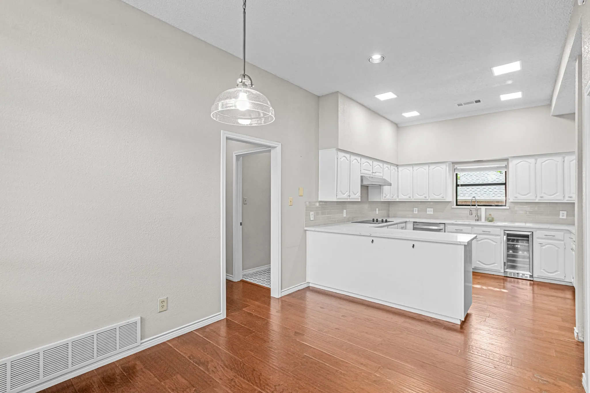 Single Family Residence For Sale in Tarrant County , 6816 Riverridge Road, Fort Worth, Texas 76116, 4 Bedroom, 3 Bathroom, 2 Garage spaces, 2,426 Sqft, built in 1984, mls#21388757, Real Estate Agent in Fort Worth, Homes For Sale in Tarrant county, Homes For Sale in Fort Worth, Realtor in Fort Worth Texas, Real Estate Brokerage Independent Realty Texas, Luminita Cordes Realtor