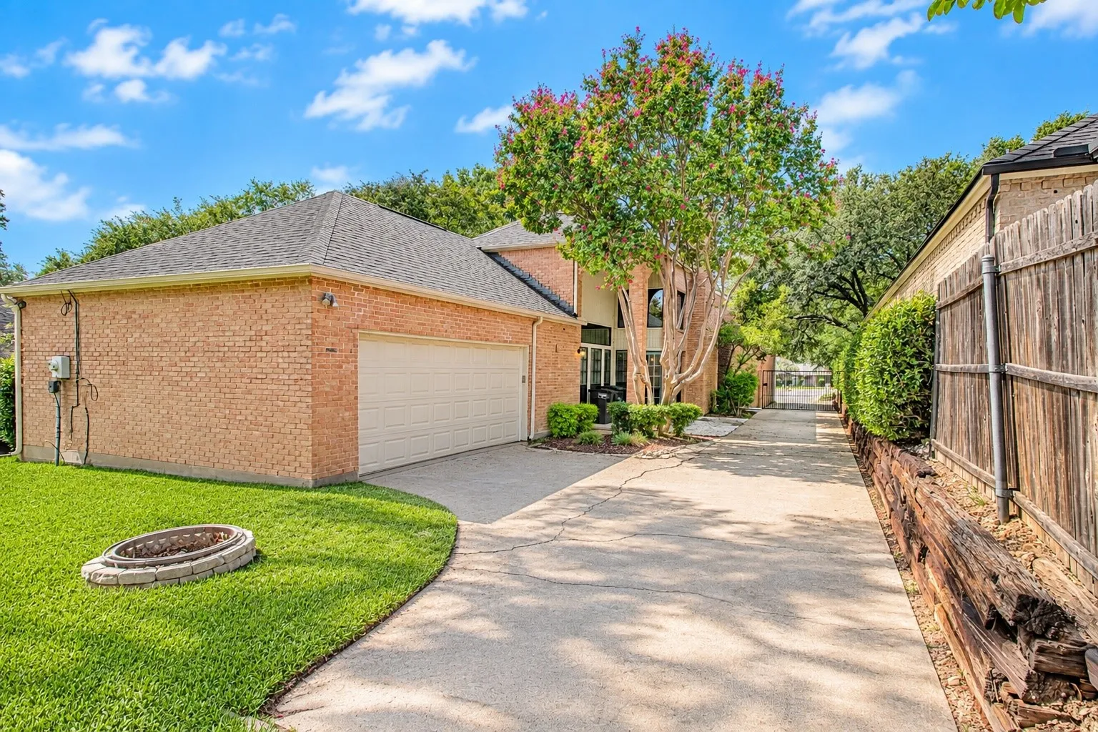 Single Family Residence For Sale in Tarrant County , 6816 Riverridge Road, Fort Worth, Texas 76116, 4 Bedroom, 3 Bathroom, 2 Garage spaces, 2,426 Sqft, built in 1984, mls#21388757, Real Estate Agent in Fort Worth, Homes For Sale in Tarrant county, Homes For Sale in Fort Worth, Realtor in Fort Worth Texas, Real Estate Brokerage Independent Realty Texas, Luminita Cordes Realtor
