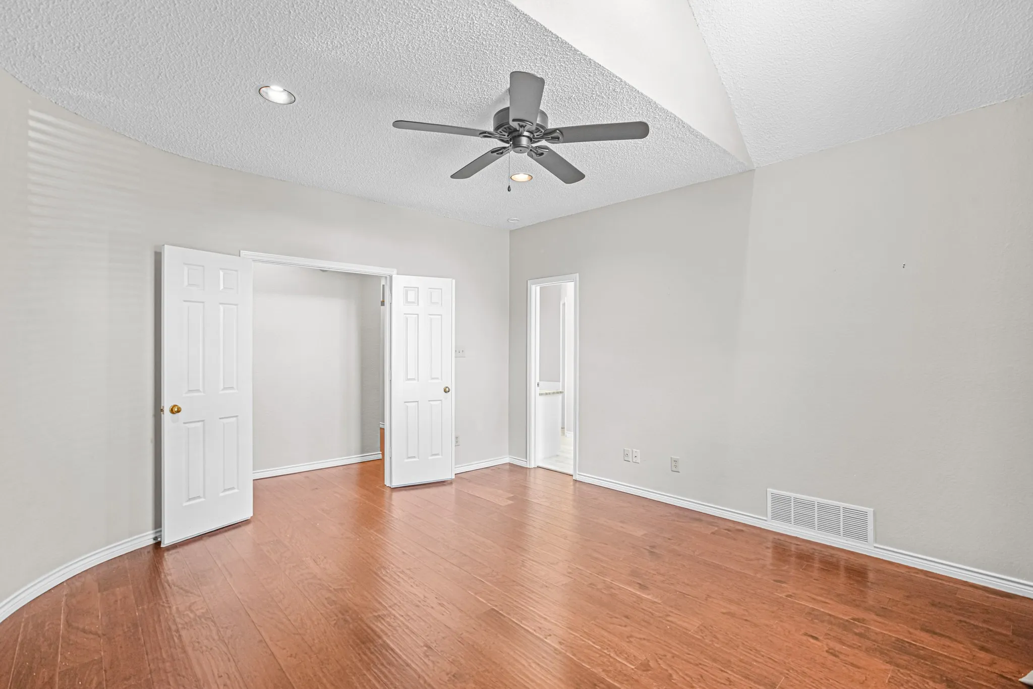 Single Family Residence For Sale in Tarrant County , 6816 Riverridge Road, Fort Worth, Texas 76116, 4 Bedroom, 3 Bathroom, 2 Garage spaces, 2,426 Sqft, built in 1984, mls#21388757, Real Estate Agent in Fort Worth, Homes For Sale in Tarrant county, Homes For Sale in Fort Worth, Realtor in Fort Worth Texas, Real Estate Brokerage Independent Realty Texas, Luminita Cordes Realtor