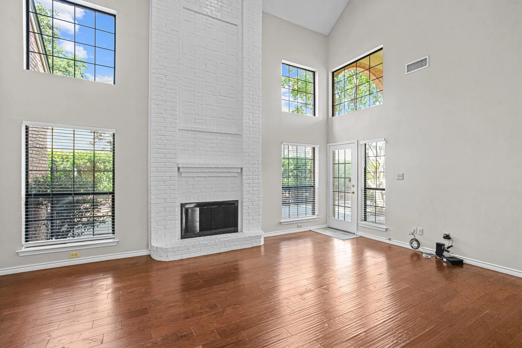 Single Family Residence For Sale in Tarrant County , 6816 Riverridge Road, Fort Worth, Texas 76116, 4 Bedroom, 3 Bathroom, 2 Garage spaces, 2,426 Sqft, built in 1984, mls#21388757, Real Estate Agent in Fort Worth, Homes For Sale in Tarrant county, Homes For Sale in Fort Worth, Realtor in Fort Worth Texas, Real Estate Brokerage Independent Realty Texas, Luminita Cordes Realtor