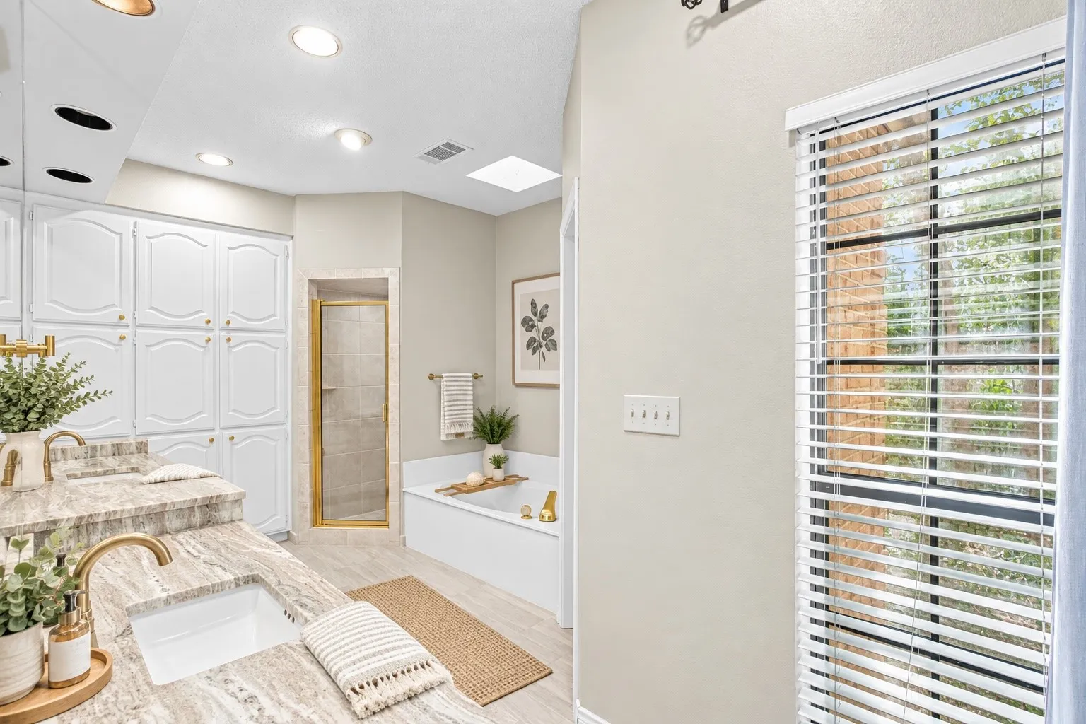 Single Family Residence For Sale in Tarrant County , 6816 Riverridge Road, Fort Worth, Texas 76116, 4 Bedroom, 3 Bathroom, 2 Garage spaces, 2,426 Sqft, built in 1984, mls#21388757, Real Estate Agent in Fort Worth, Homes For Sale in Tarrant county, Homes For Sale in Fort Worth, Realtor in Fort Worth Texas, Real Estate Brokerage Independent Realty Texas, Luminita Cordes Realtor